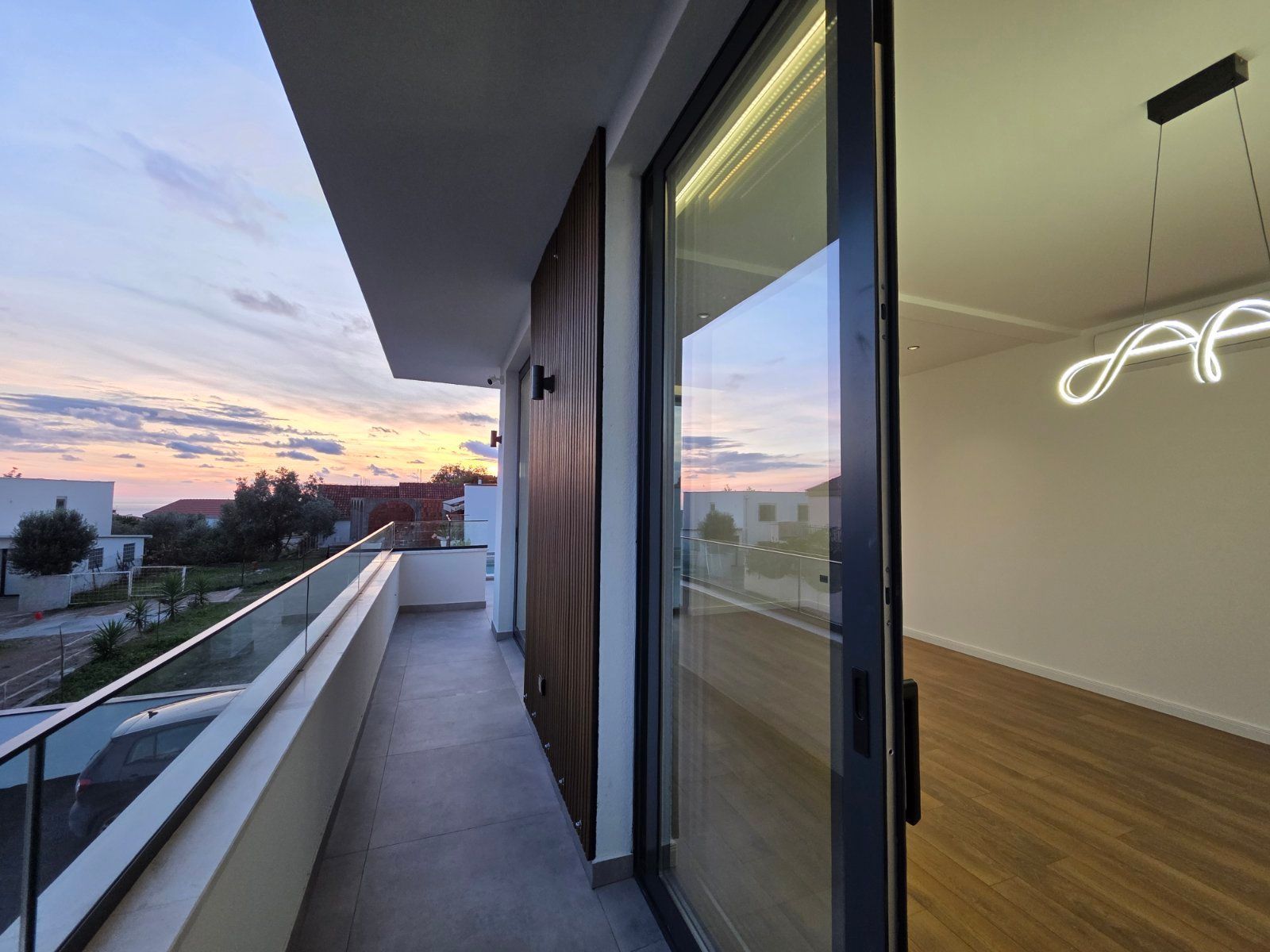 Moderna luksuzna vila sa tri spavaće sobe, Smart Home sistemom, infinity bazenom, garažom i panoramskim pogledom – Krimovica, Kotor - Amfora Real Estate