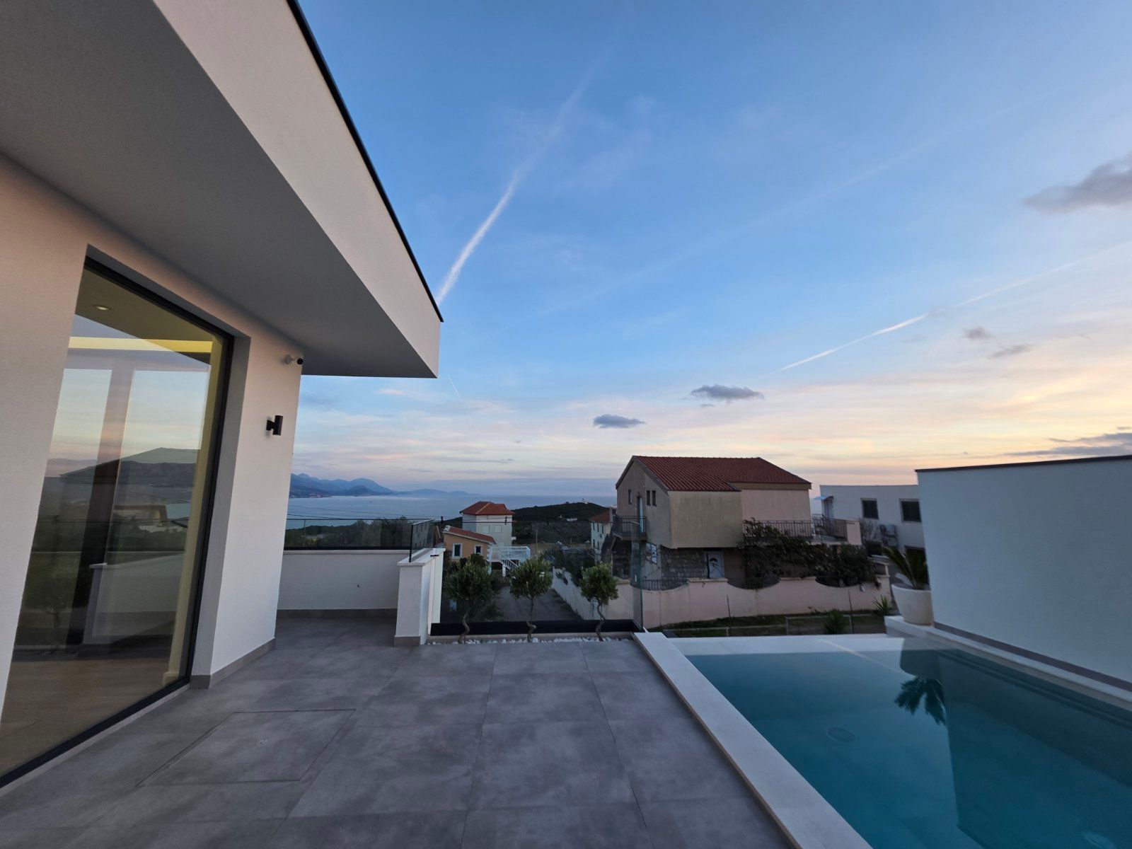 Moderna luksuzna vila sa tri spavaće sobe, Smart Home sistemom, infinity bazenom, garažom i panoramskim pogledom – Krimovica, Kotor - Amfora Real Estate