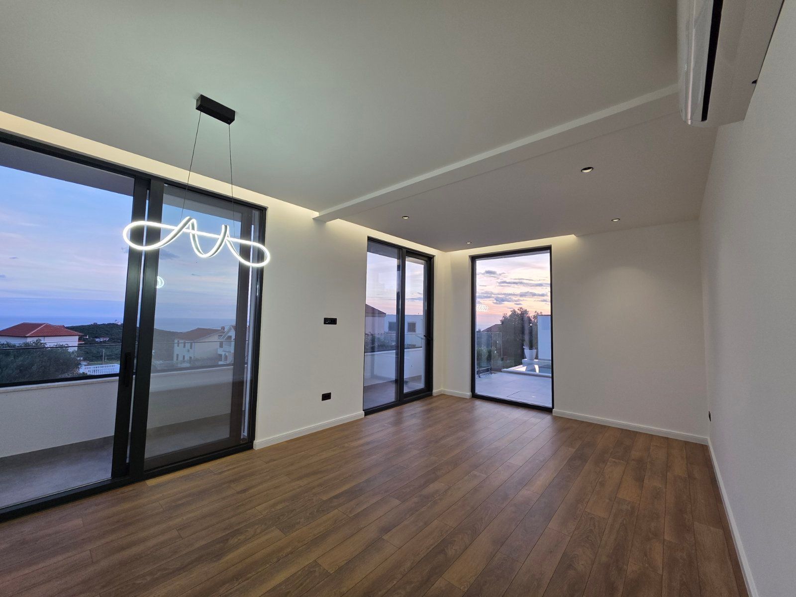 Moderna luksuzna vila sa tri spavaće sobe, Smart Home sistemom, infinity bazenom, garažom i panoramskim pogledom – Krimovica, Kotor - Amfora Real Estate