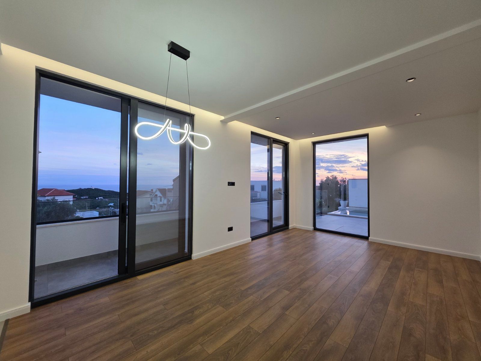 Moderna luksuzna vila sa tri spavaće sobe, Smart Home sistemom, infinity bazenom, garažom i panoramskim pogledom – Krimovica, Kotor - Amfora Real Estate