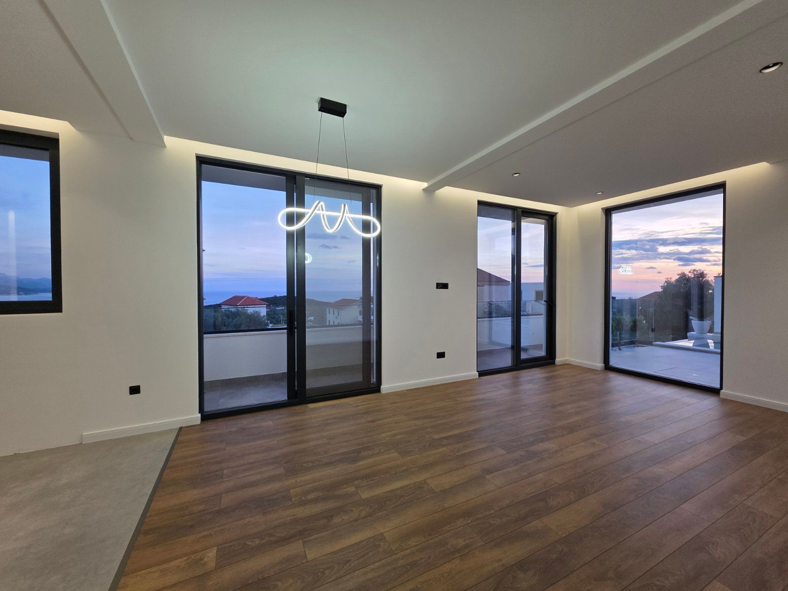 Moderna luksuzna vila sa tri spavaće sobe, Smart Home sistemom, infinity bazenom, garažom i panoramskim pogledom – Krimovica, Kotor - Amfora Real Estate