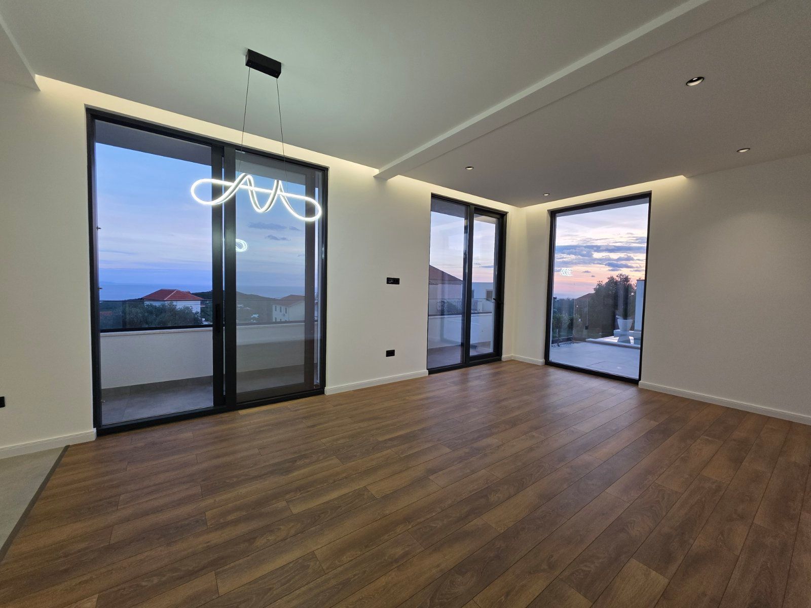 Moderna luksuzna vila sa tri spavaće sobe, Smart Home sistemom, infinity bazenom, garažom i panoramskim pogledom – Krimovica, Kotor - Amfora Real Estate