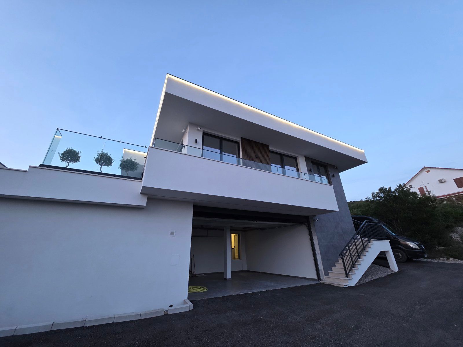 Moderna luksuzna vila sa tri spavaće sobe, Smart Home sistemom, infinity bazenom, garažom i panoramskim pogledom – Krimovica, Kotor - Amfora Real Estate