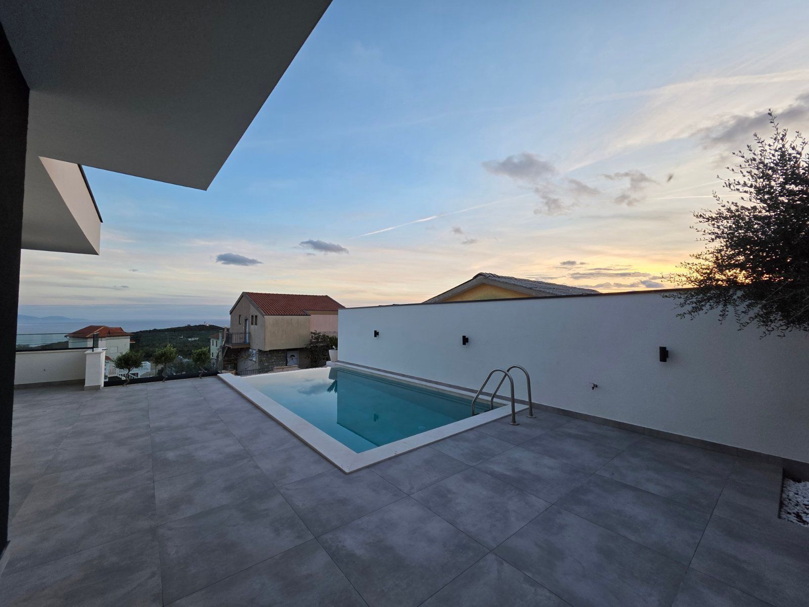 Moderna luksuzna vila sa tri spavaće sobe, Smart Home sistemom, infinity bazenom, garažom i panoramskim pogledom – Krimovica, Kotor - Amfora Real Estate