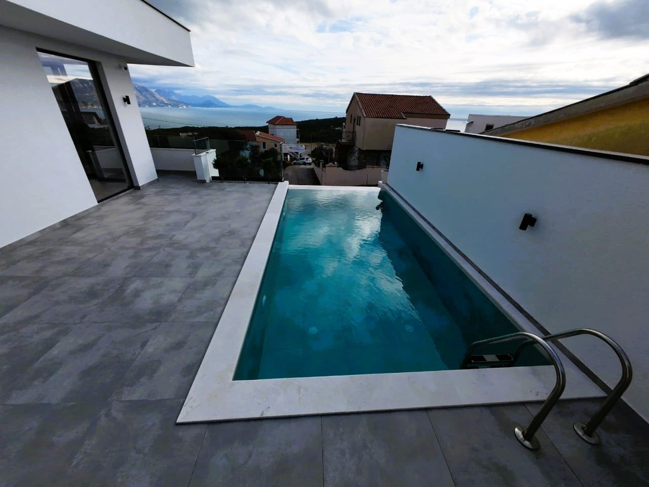 Moderna luksuzna vila sa tri spavaće sobe, Smart Home sistemom, infinity bazenom, garažom i panoramskim pogledom – Krimovica, Kotor - Amfora Real Estate