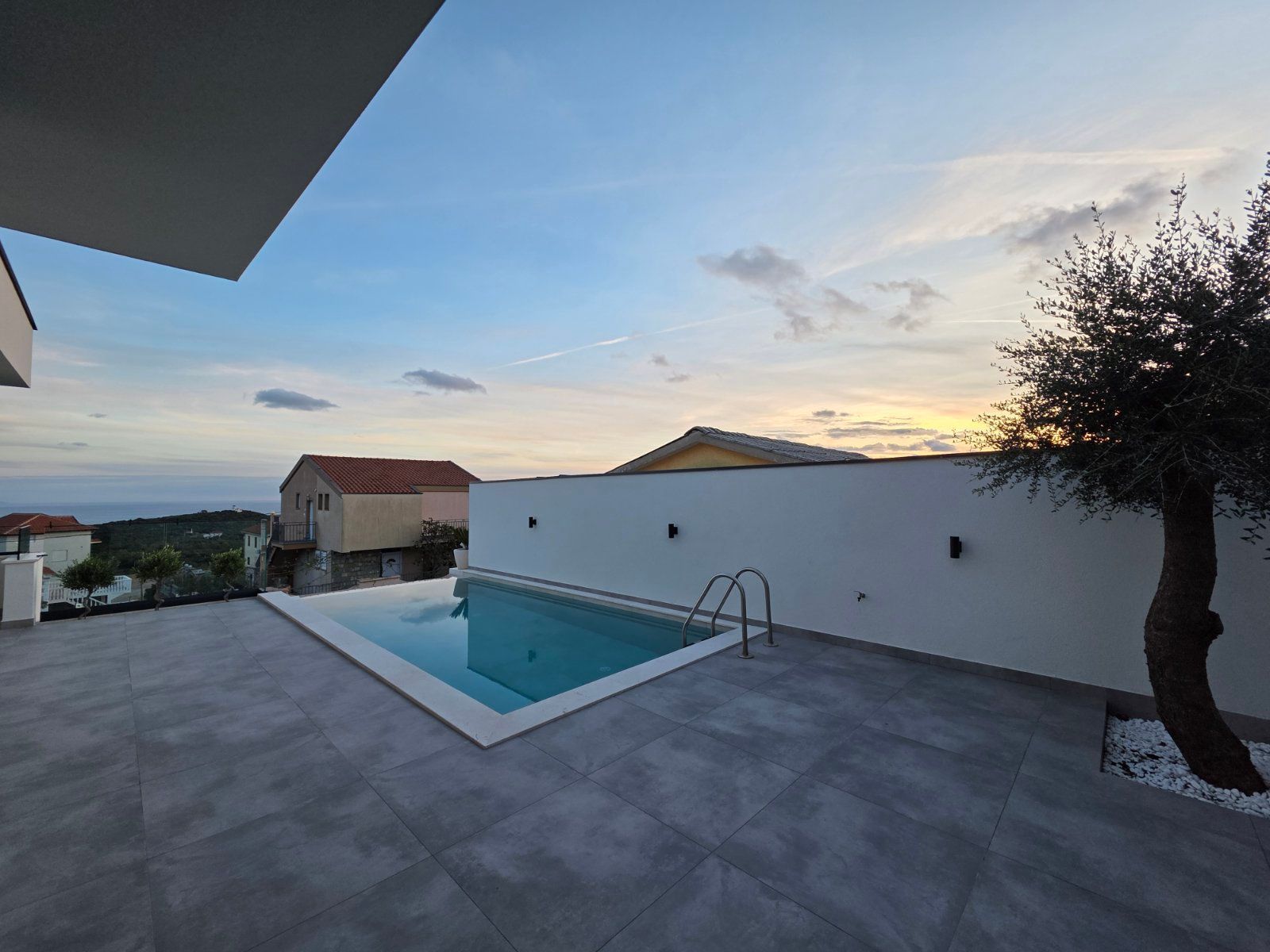 Moderna luksuzna vila sa tri spavaće sobe, Smart Home sistemom, infinity bazenom, garažom i panoramskim pogledom – Krimovica, Kotor - Amfora Real Estate