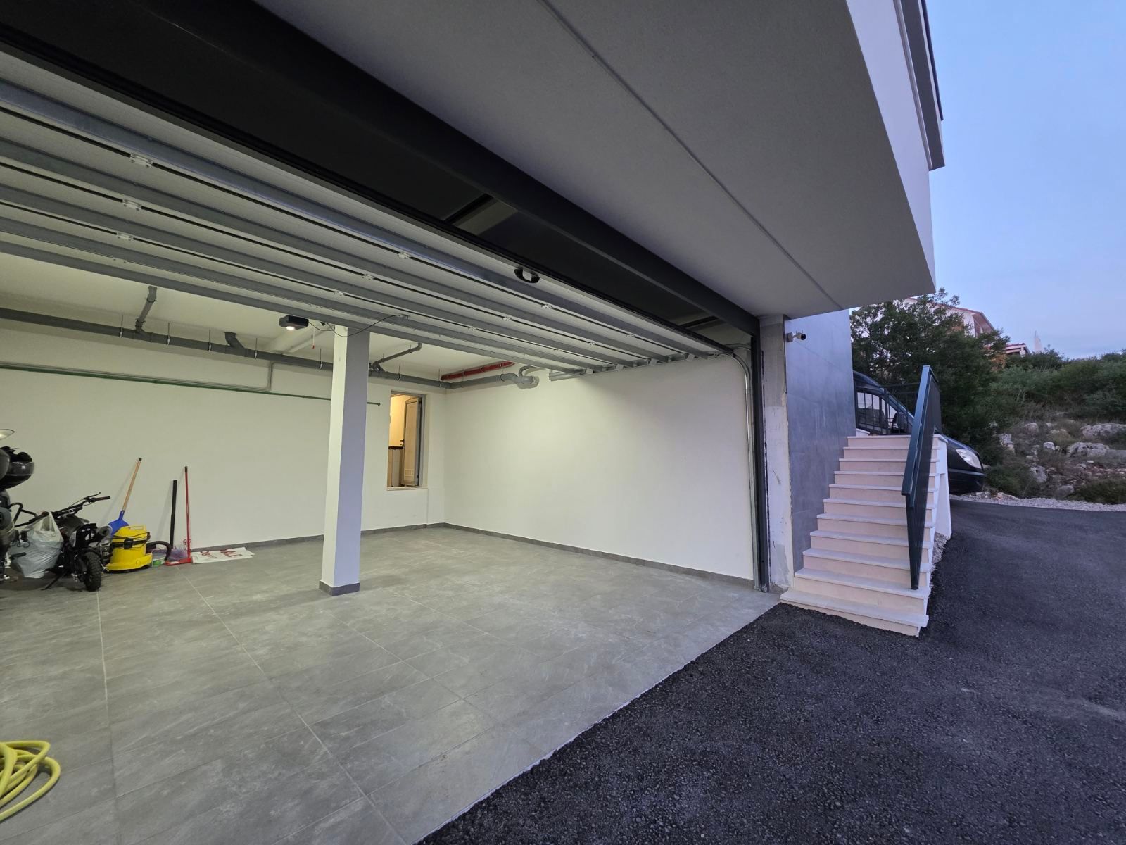 Moderna luksuzna vila sa tri spavaće sobe, Smart Home sistemom, infinity bazenom, garažom i panoramskim pogledom – Krimovica, Kotor - Amfora Real Estate