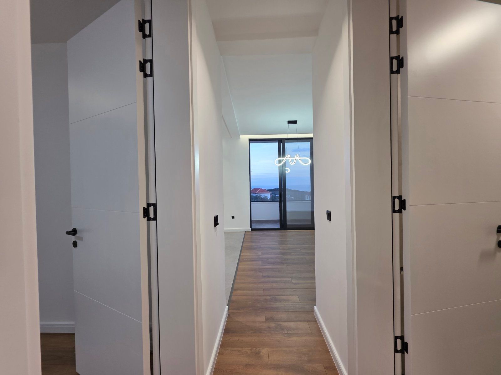 Moderna luksuzna vila sa tri spavaće sobe, Smart Home sistemom, infinity bazenom, garažom i panoramskim pogledom – Krimovica, Kotor - Amfora Real Estate