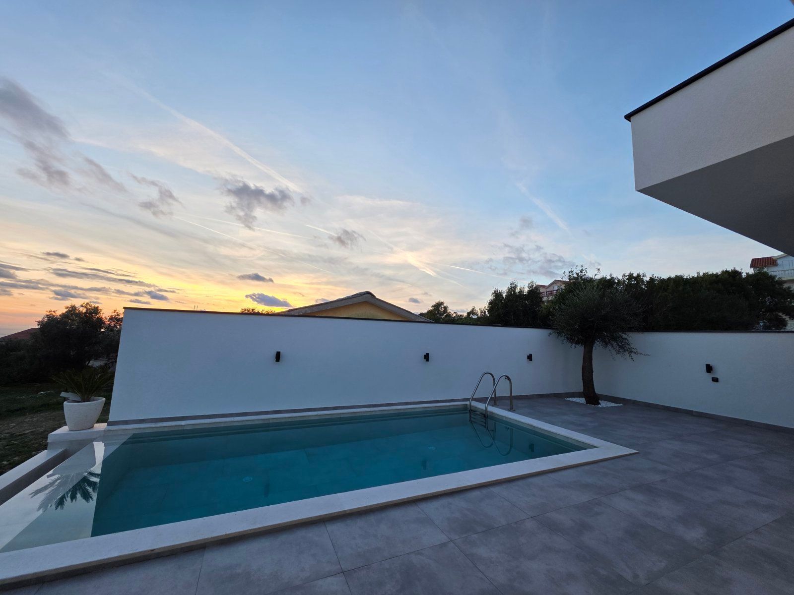 Moderna luksuzna vila sa tri spavaće sobe, Smart Home sistemom, infinity bazenom, garažom i panoramskim pogledom – Krimovica, Kotor - Amfora Real Estate