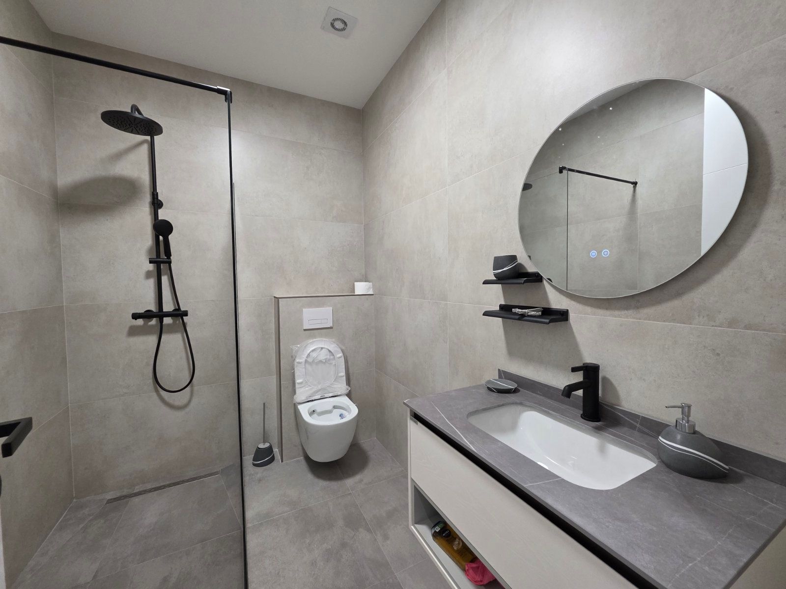 Moderna luksuzna vila sa tri spavaće sobe, Smart Home sistemom, infinity bazenom, garažom i panoramskim pogledom – Krimovica, Kotor - Amfora Real Estate