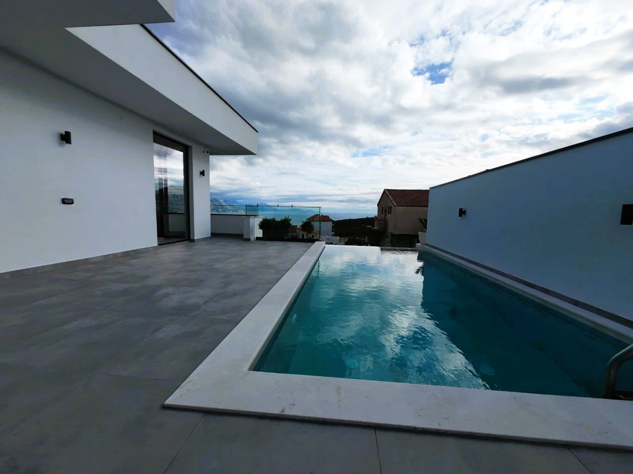 Moderna luksuzna vila sa tri spavaće sobe, Smart Home sistemom, infinity bazenom, garažom i panoramskim pogledom – Krimovica, Kotor - Amfora Real Estate