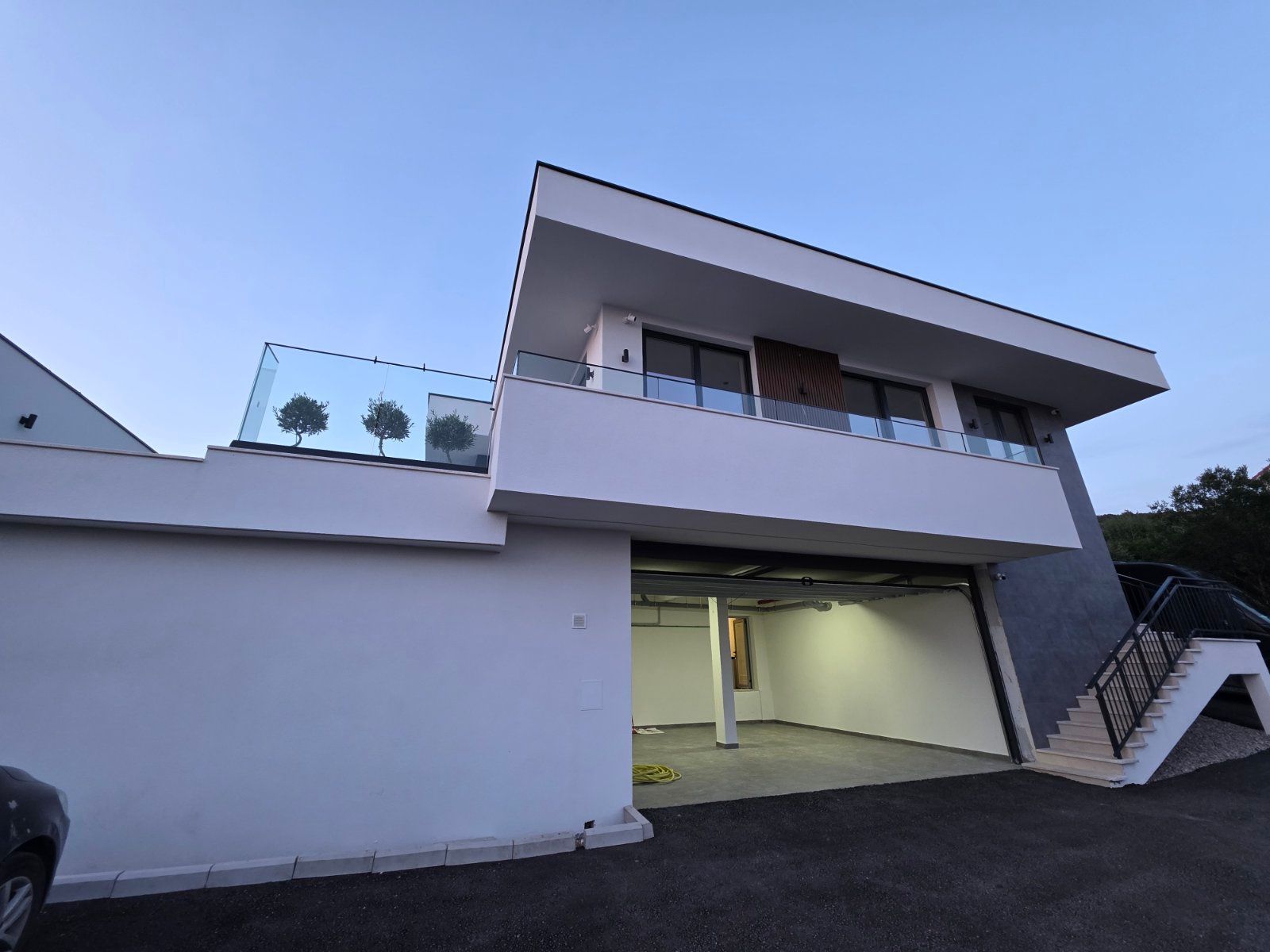 Moderna luksuzna vila sa tri spavaće sobe, Smart Home sistemom, infinity bazenom, garažom i panoramskim pogledom – Krimovica, Kotor - Amfora Real Estate