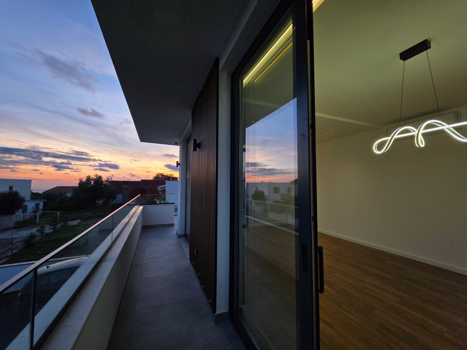 Moderna luksuzna vila sa tri spavaće sobe, Smart Home sistemom, infinity bazenom, garažom i panoramskim pogledom – Krimovica, Kotor - Amfora Real Estate