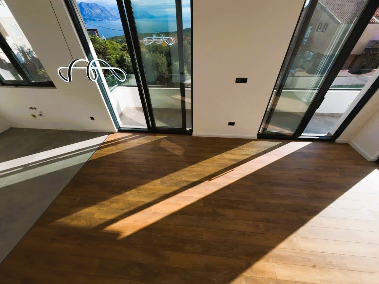 Moderna luksuzna vila sa tri spavaće sobe, Smart Home sistemom, infinity bazenom, garažom i panoramskim pogledom – Krimovica, Kotor - Amfora Real Estate