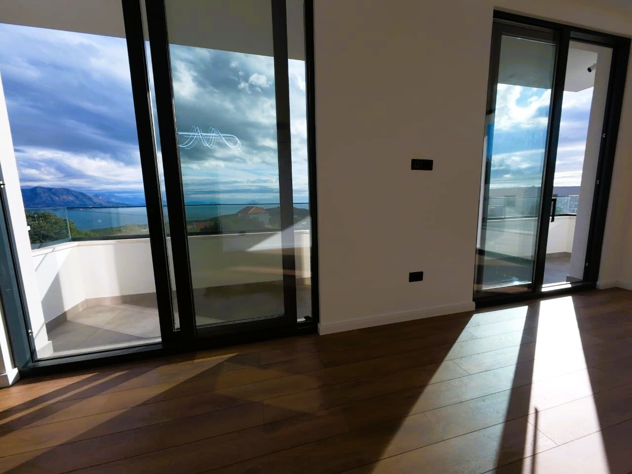 Moderna luksuzna vila sa tri spavaće sobe, Smart Home sistemom, infinity bazenom, garažom i panoramskim pogledom – Krimovica, Kotor - Amfora Real Estate