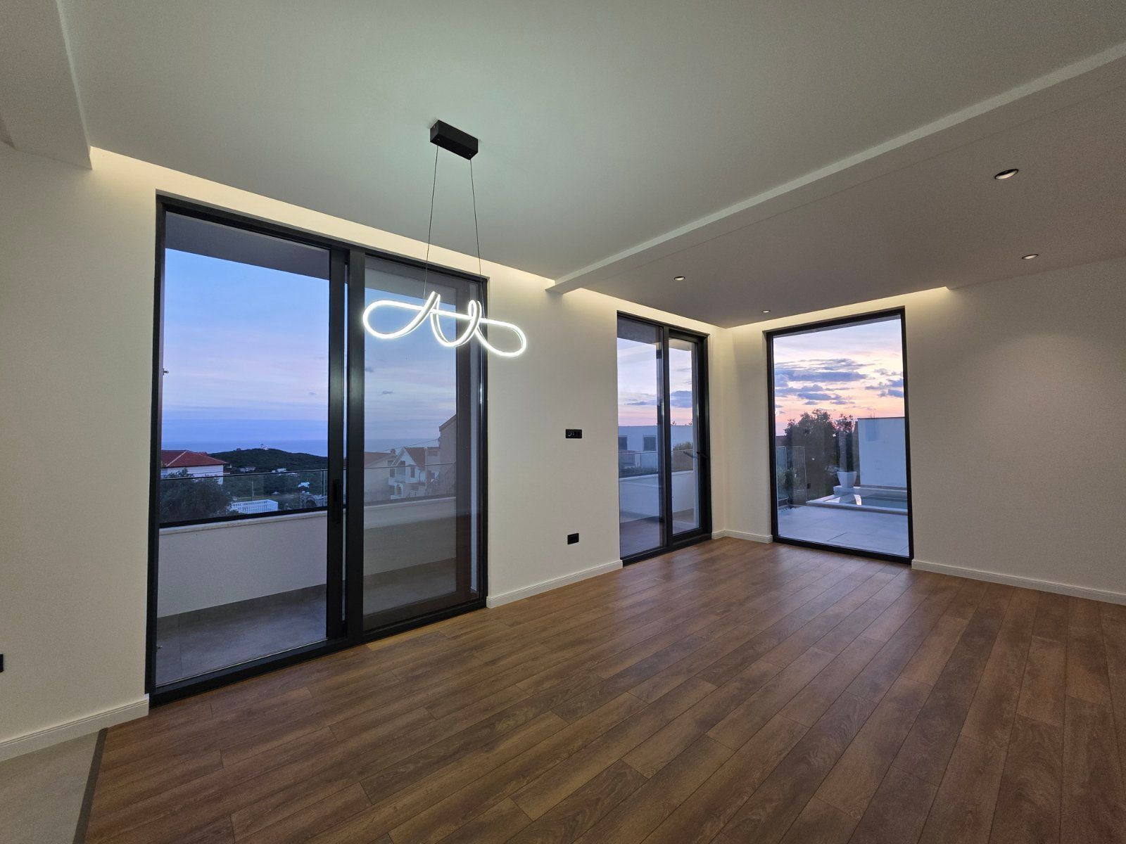 Moderna luksuzna vila sa tri spavaće sobe, Smart Home sistemom, infinity bazenom, garažom i panoramskim pogledom – Krimovica, Kotor - Amfora Real Estate