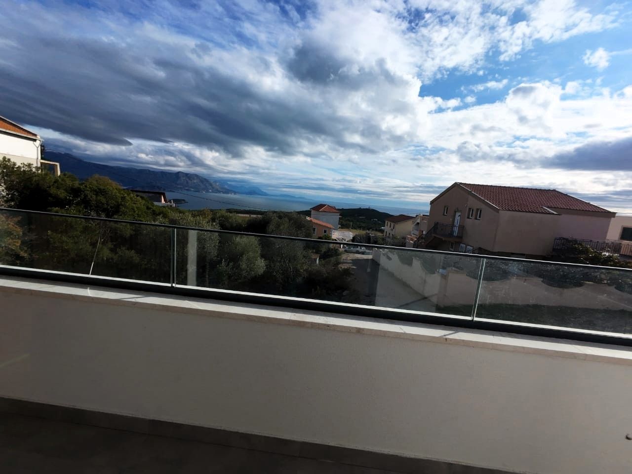 Moderna luksuzna vila sa tri spavaće sobe, Smart Home sistemom, infinity bazenom, garažom i panoramskim pogledom – Krimovica, Kotor - Amfora Real Estate