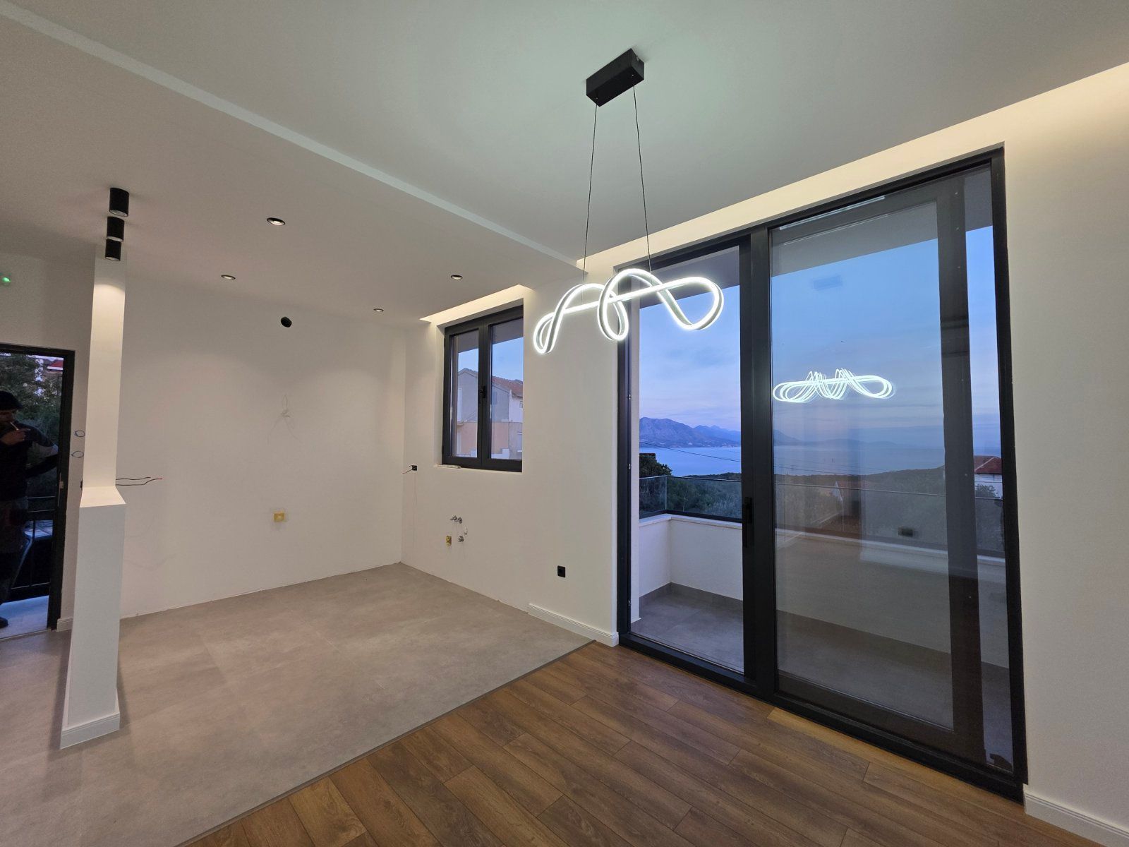 Moderna luksuzna vila sa tri spavaće sobe, Smart Home sistemom, infinity bazenom, garažom i panoramskim pogledom – Krimovica, Kotor - Amfora Real Estate