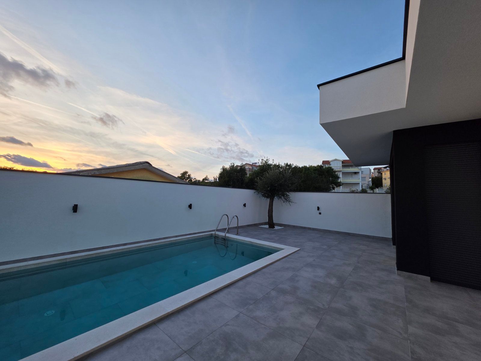 Moderna luksuzna vila sa tri spavaće sobe, Smart Home sistemom, infinity bazenom, garažom i panoramskim pogledom – Krimovica, Kotor - Amfora Real Estate