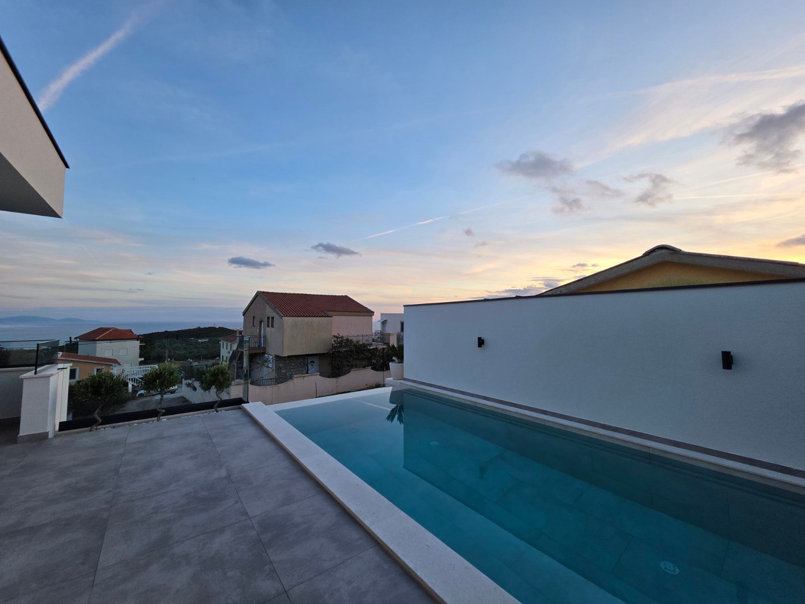 Moderna luksuzna vila sa tri spavaće sobe, Smart Home sistemom, infinity bazenom, garažom i panoramskim pogledom – Krimovica, Kotor - Amfora Real Estate