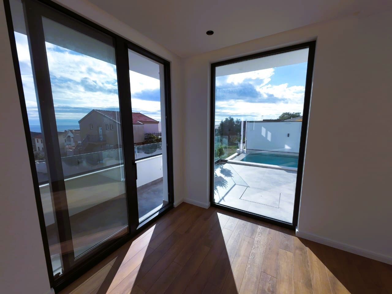 Moderna luksuzna vila sa tri spavaće sobe, Smart Home sistemom, infinity bazenom, garažom i panoramskim pogledom – Krimovica, Kotor - Amfora Real Estate