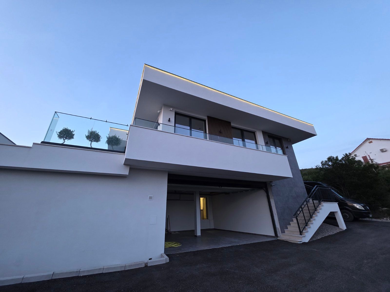 Moderna luksuzna vila sa tri spavaće sobe, Smart Home sistemom, infinity bazenom, garažom i panoramskim pogledom – Krimovica, Kotor - Amfora Real Estate