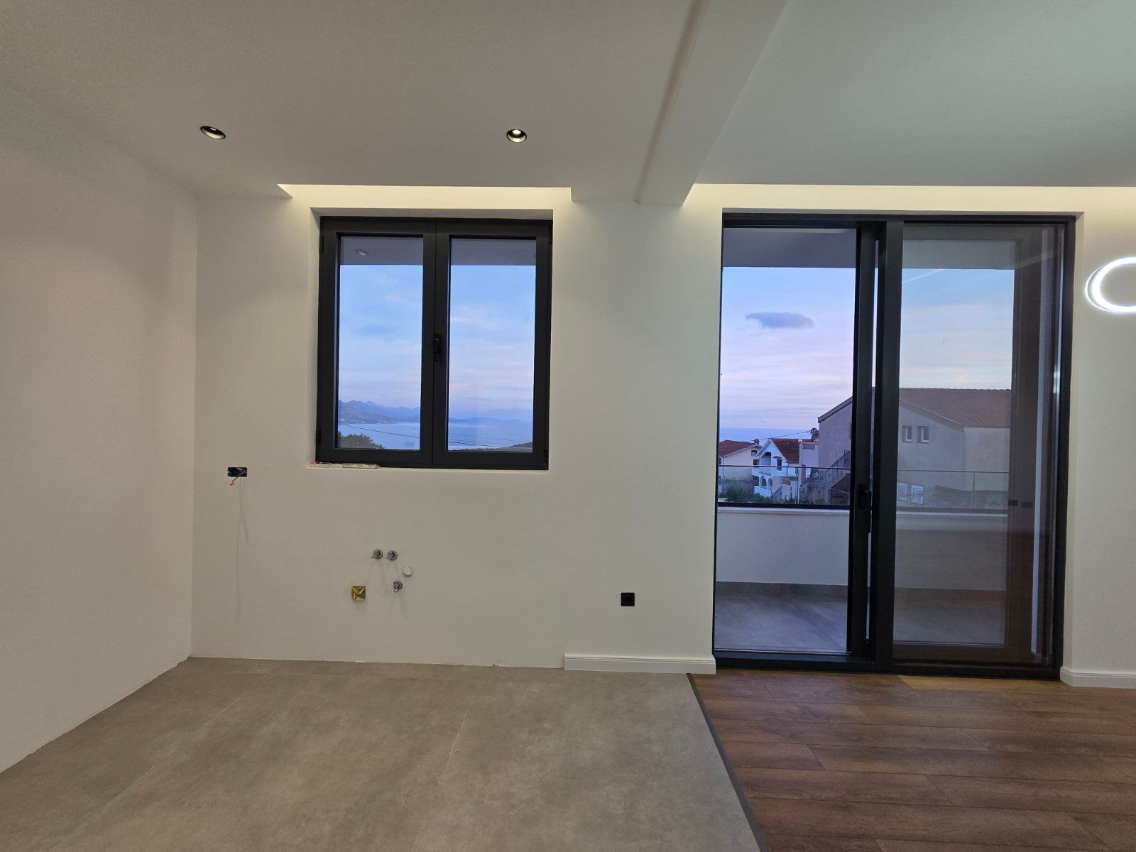 Moderna luksuzna vila sa tri spavaće sobe, Smart Home sistemom, infinity bazenom, garažom i panoramskim pogledom – Krimovica, Kotor - Amfora Real Estate