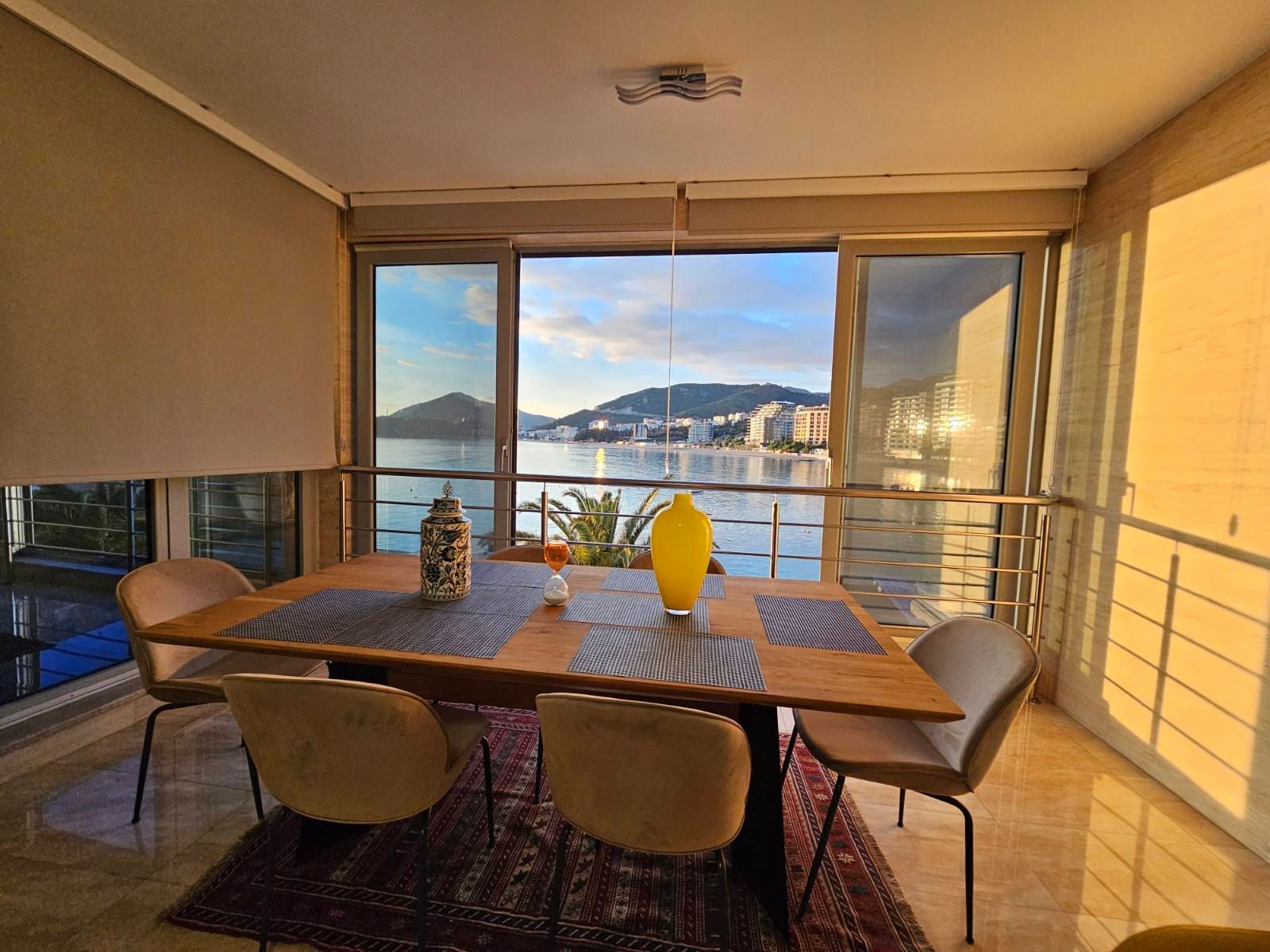 Ekskluzivan stan sa dve spavace sobe na prvoj liniji u Rafailovićima – 89 m² - Amfora Real Estate