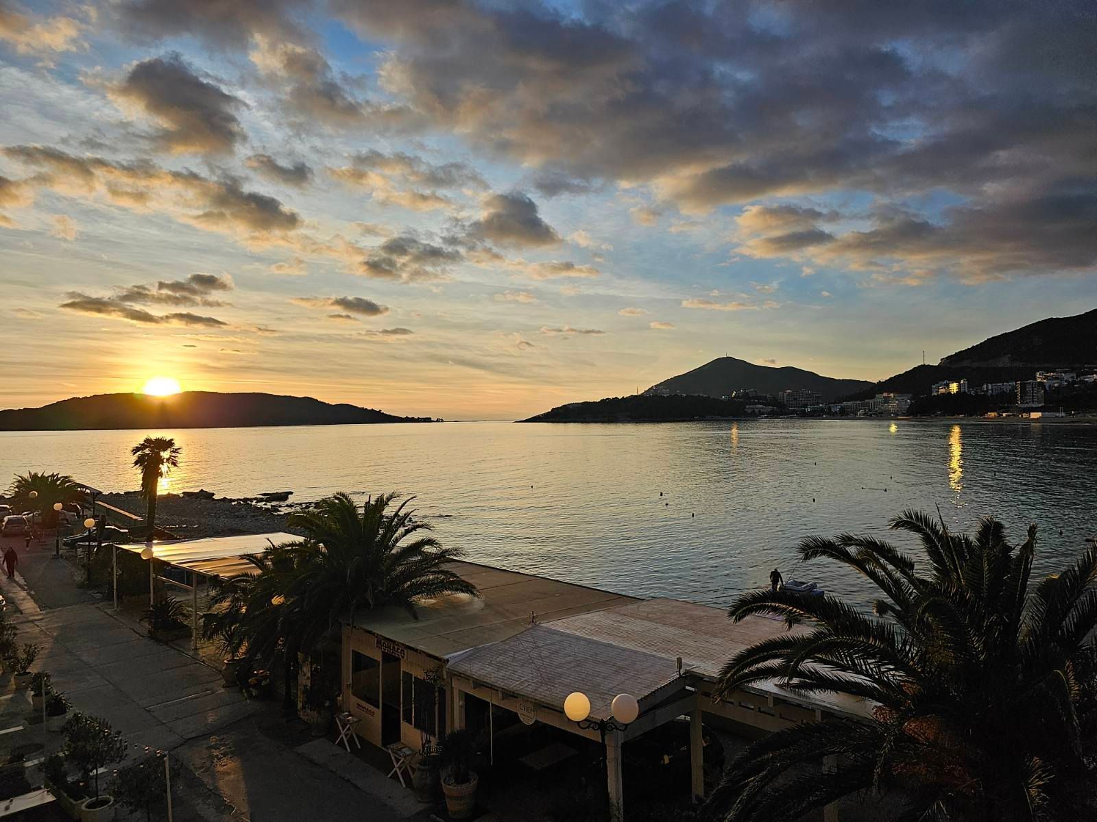 Ekskluzivan stan sa dve spavace sobe na prvoj liniji u Rafailovićima – 89 m² - Amfora Real Estate