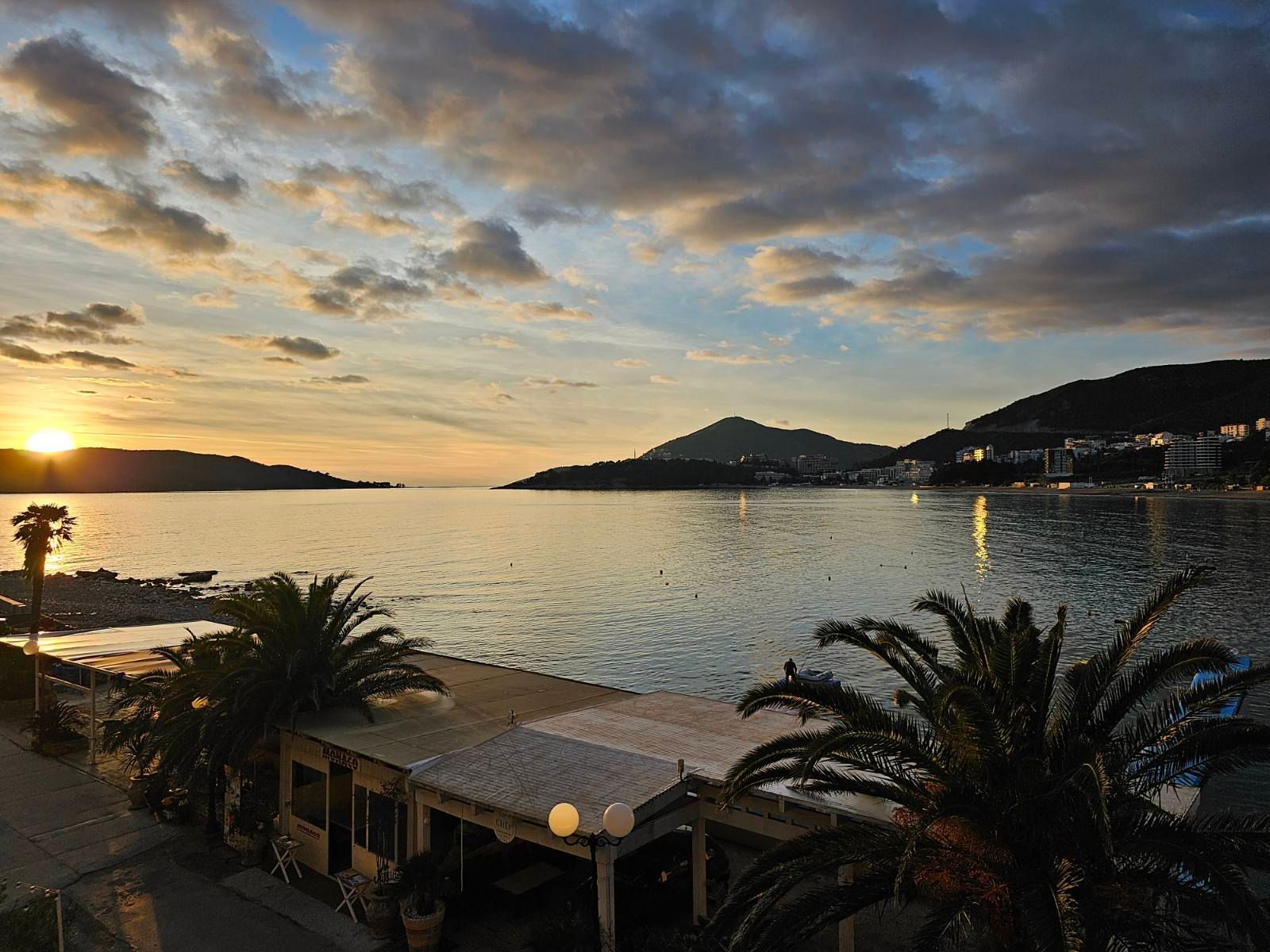 Ekskluzivan stan sa dve spavace sobe na prvoj liniji u Rafailovićima – 89 m² - Amfora Real Estate