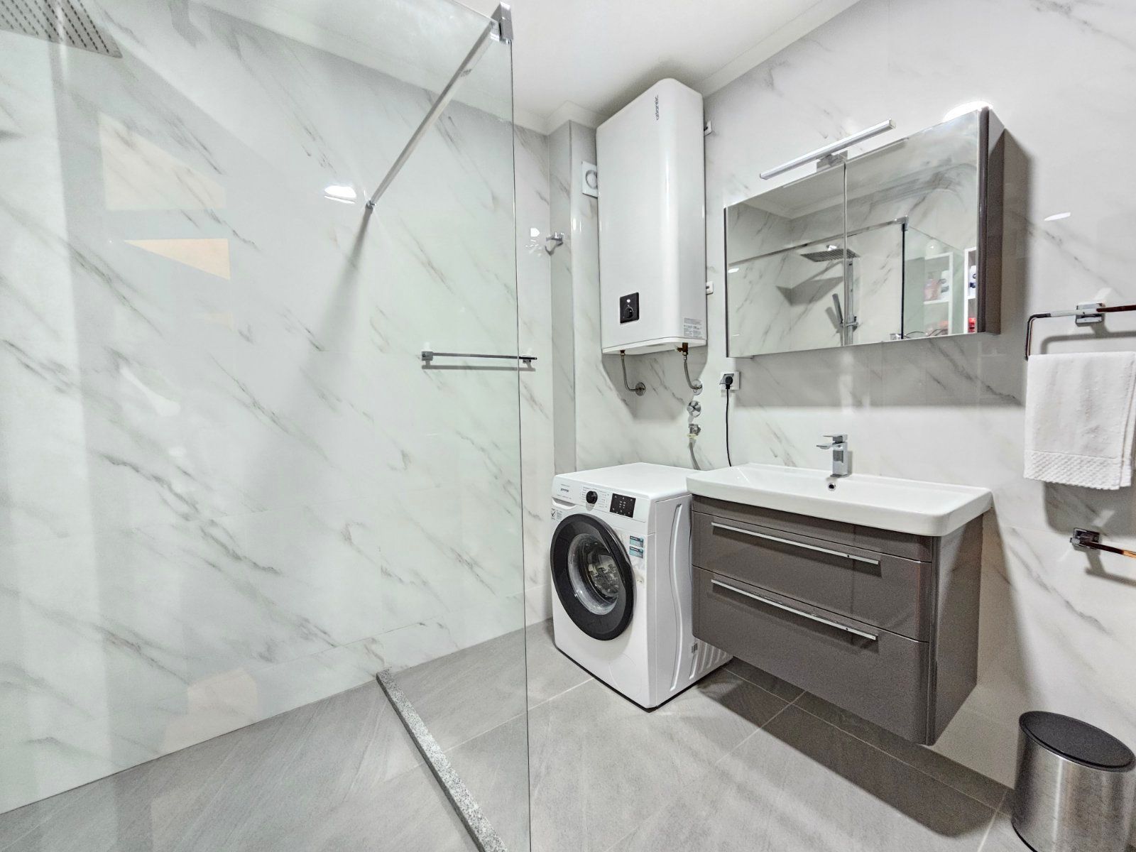 Ekskluzivan stan sa dve spavace sobe na prvoj liniji u Rafailovićima – 89 m² - Amfora Real Estate