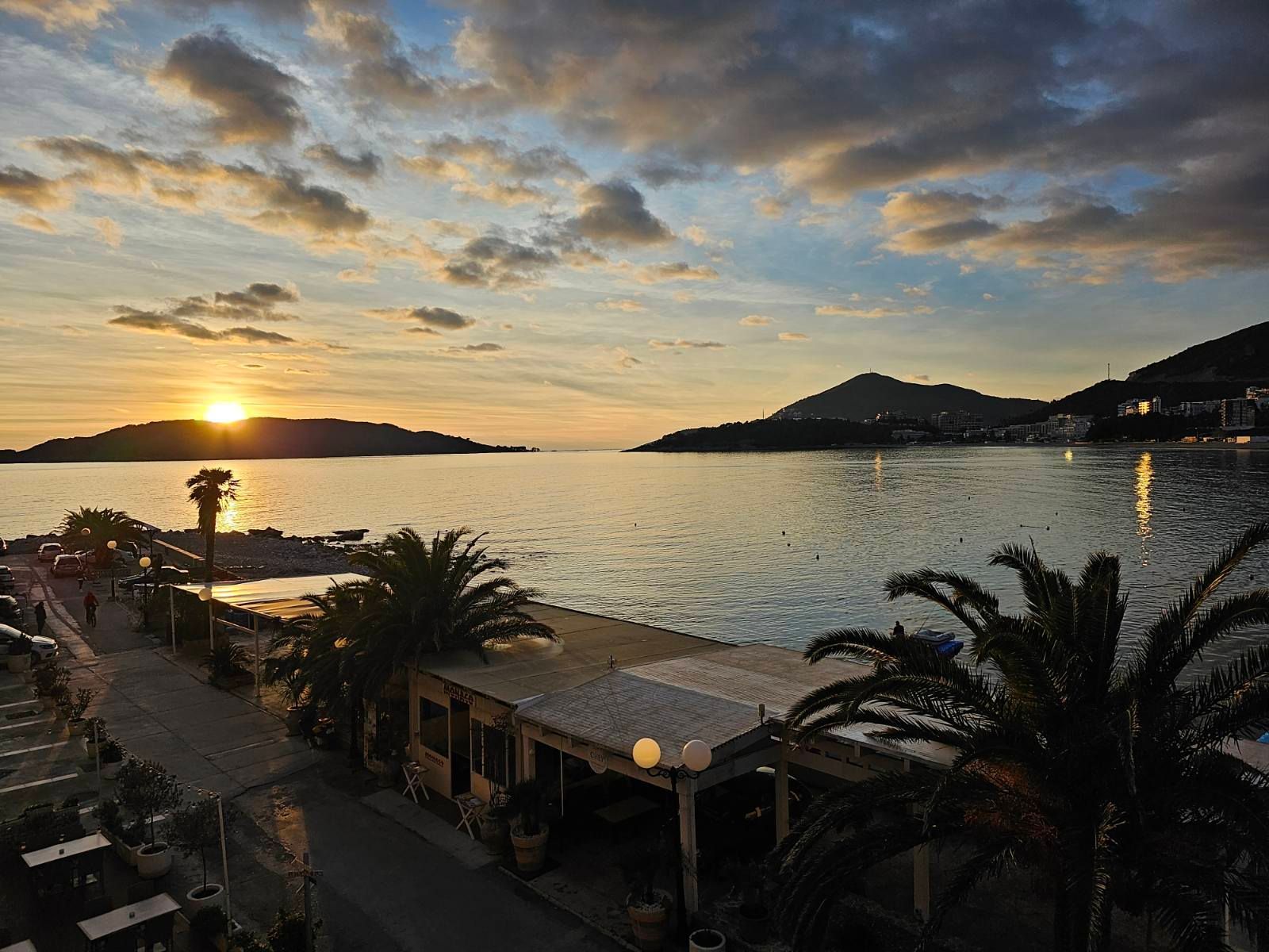 Ekskluzivan stan sa dve spavace sobe na prvoj liniji u Rafailovićima – 89 m² - Amfora Real Estate