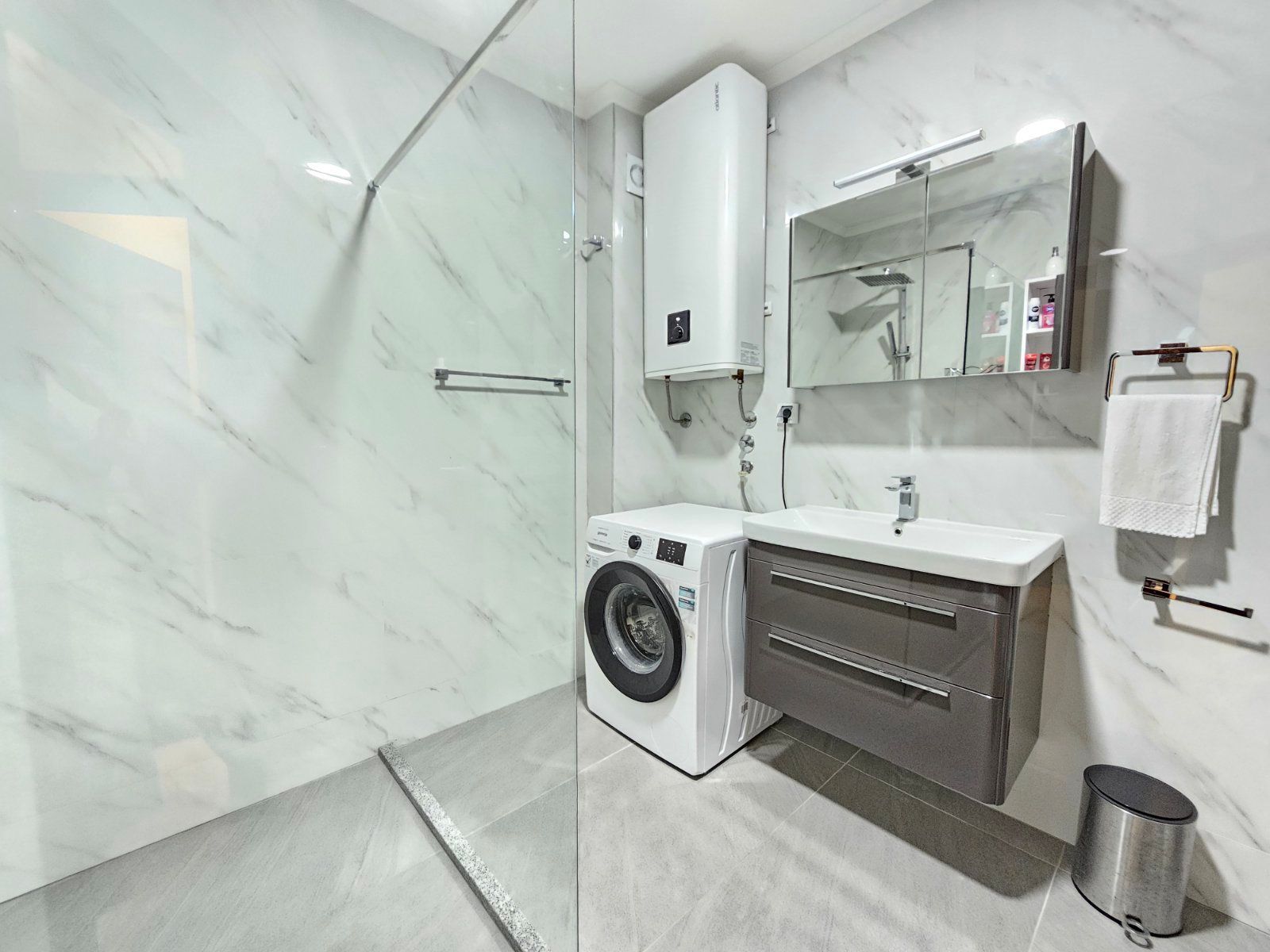 Ekskluzivan stan sa dve spavace sobe na prvoj liniji u Rafailovićima – 89 m² - Amfora Real Estate