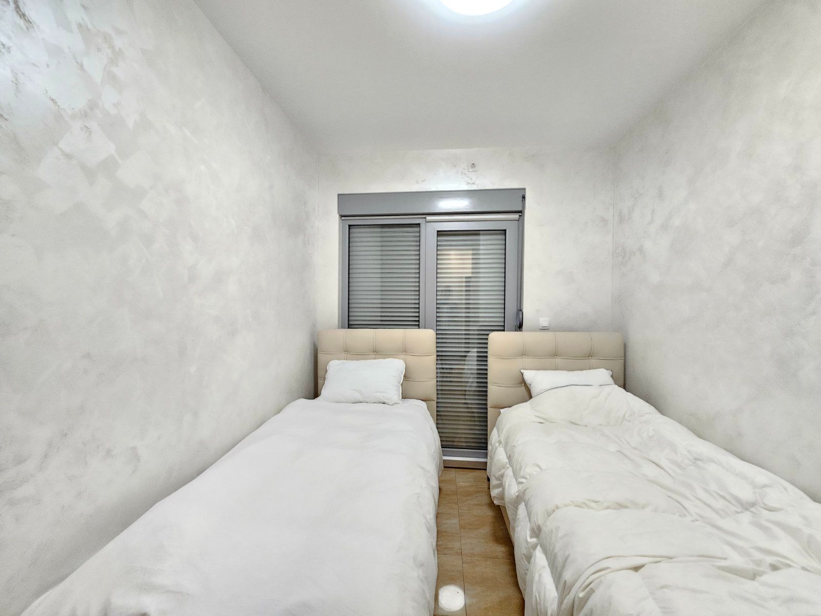 Ekskluzivan stan sa dve spavace sobe na prvoj liniji u Rafailovićima – 89 m² - Amfora Real Estate