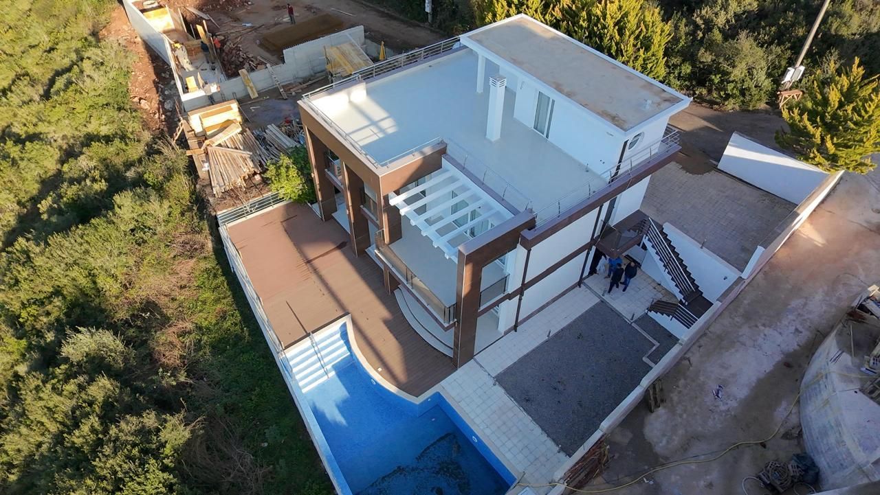 Ekskluzivna moderna vila površine 380 m² sa 4 spavaće sobe, 4 kupatila, bazenom i privatnim parkingom na placu od 450 m² – Krimovica, Kotor - Amfora Real Estate