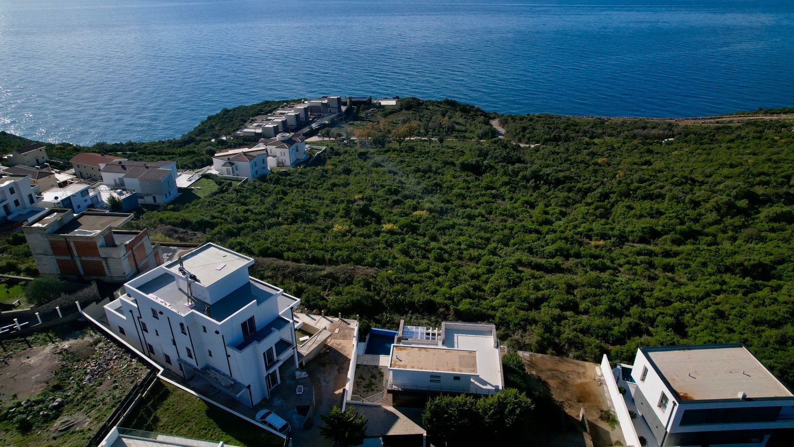 Ekskluzivna moderna vila površine 380 m² sa 4 spavaće sobe, 4 kupatila, bazenom i privatnim parkingom na placu od 450 m² – Krimovica, Kotor - Amfora Real Estate