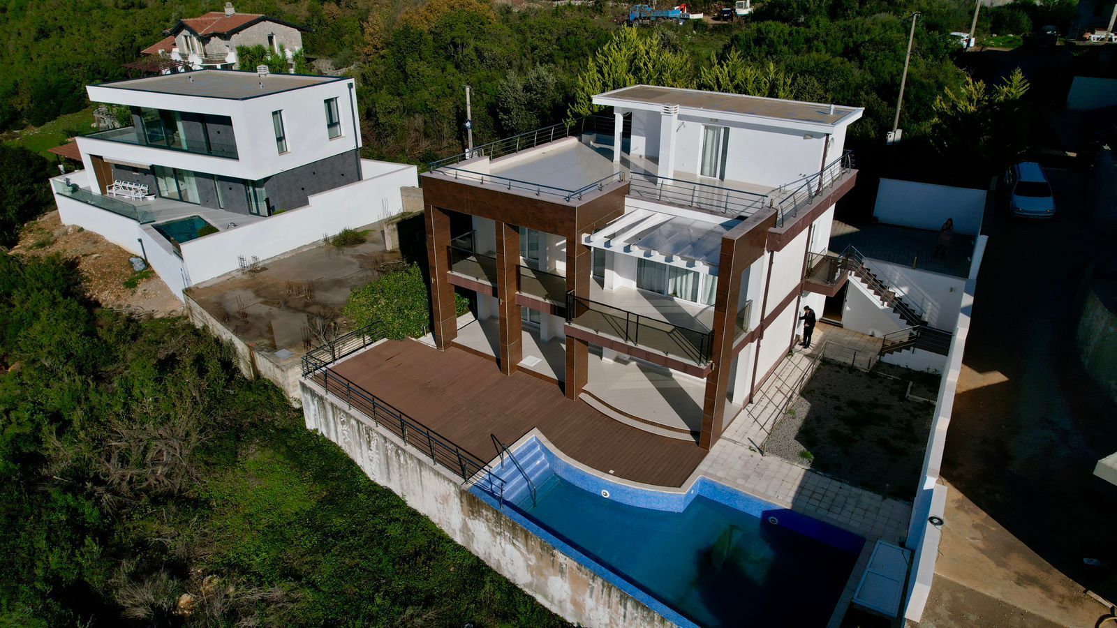 Ekskluzivna moderna vila površine 380 m² sa 4 spavaće sobe, 4 kupatila, bazenom i privatnim parkingom na placu od 450 m² – Krimovica, Kotor - Amfora Real Estate