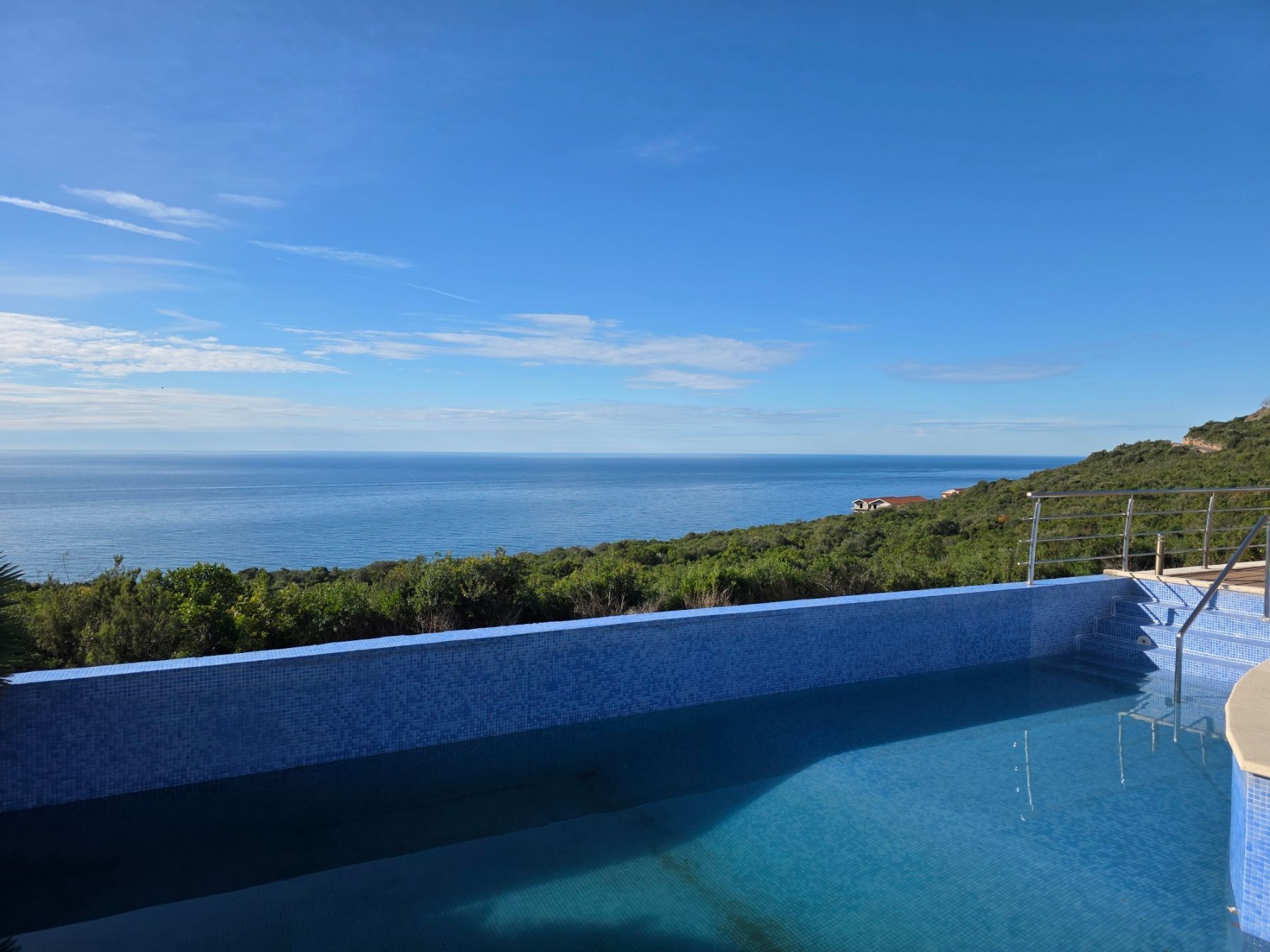 Ekskluzivna moderna vila površine 380 m² sa 4 spavaće sobe, 4 kupatila, bazenom i privatnim parkingom na placu od 450 m² – Krimovica, Kotor - Amfora Real Estate