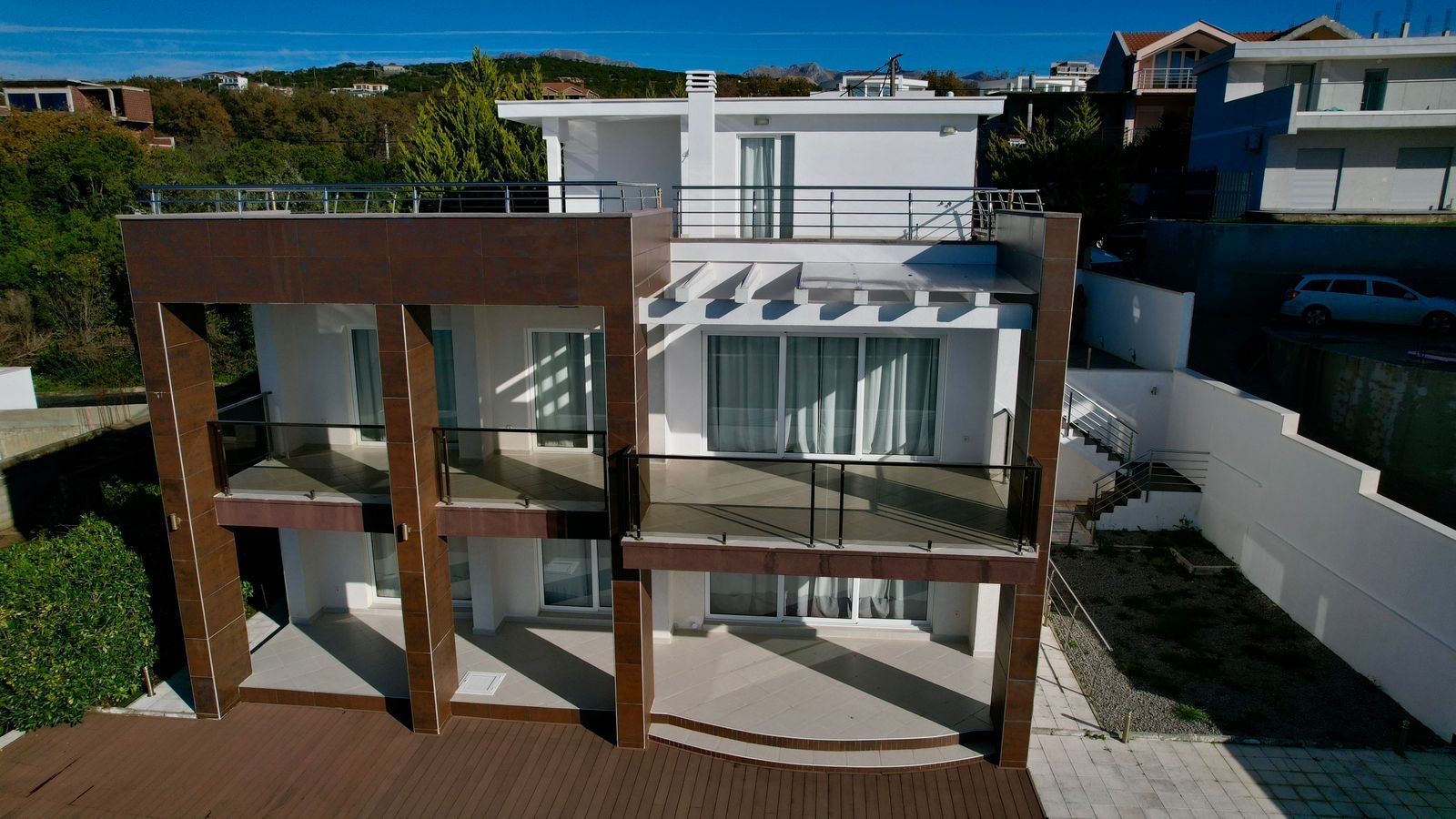 Ekskluzivna moderna vila površine 380 m² sa 4 spavaće sobe, 4 kupatila, bazenom i privatnim parkingom na placu od 450 m² – Krimovica, Kotor - Amfora Real Estate