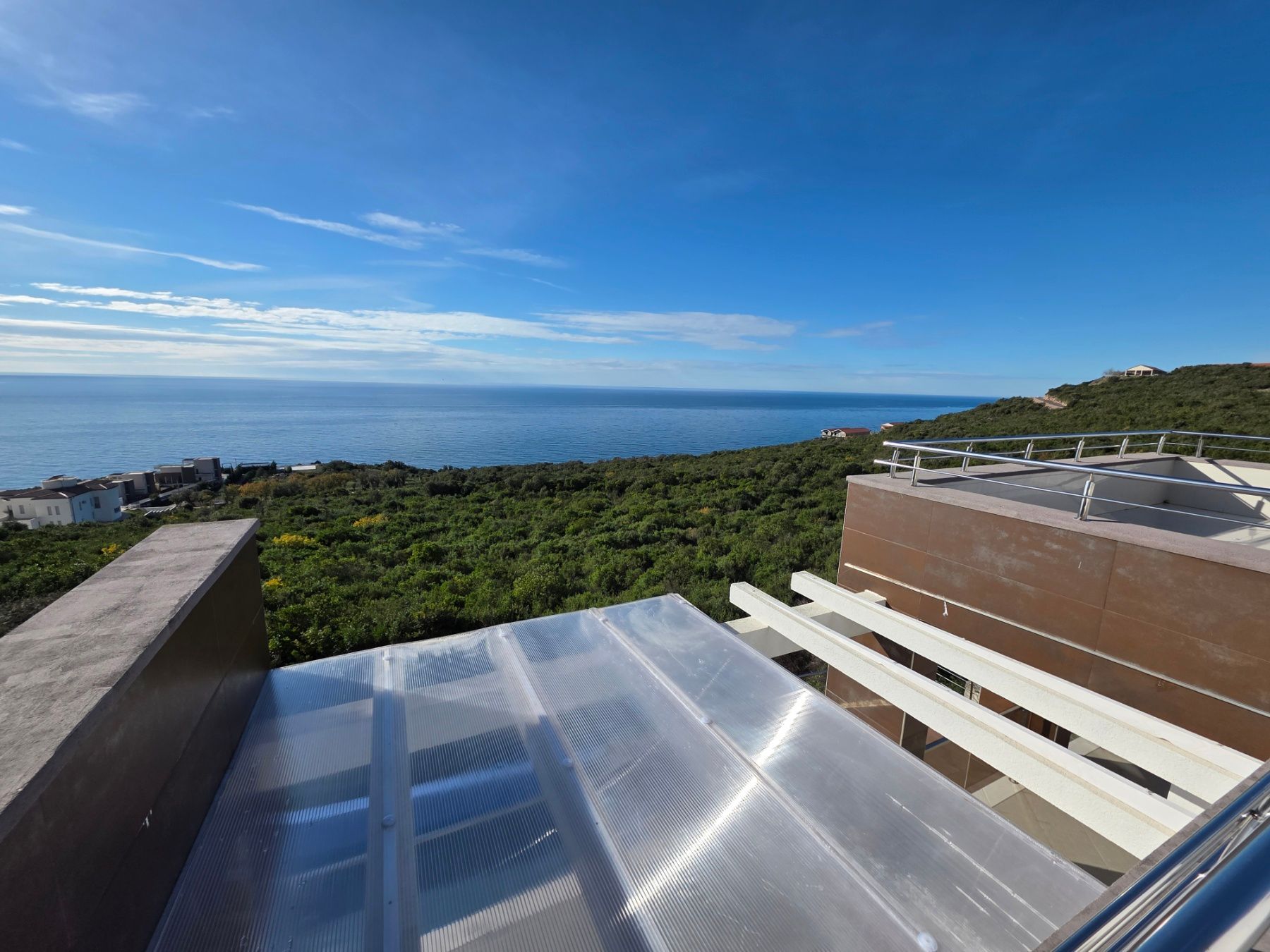 Ekskluzivna moderna vila površine 380 m² sa 4 spavaće sobe, 4 kupatila, bazenom i privatnim parkingom na placu od 450 m² – Krimovica, Kotor - Amfora Real Estate