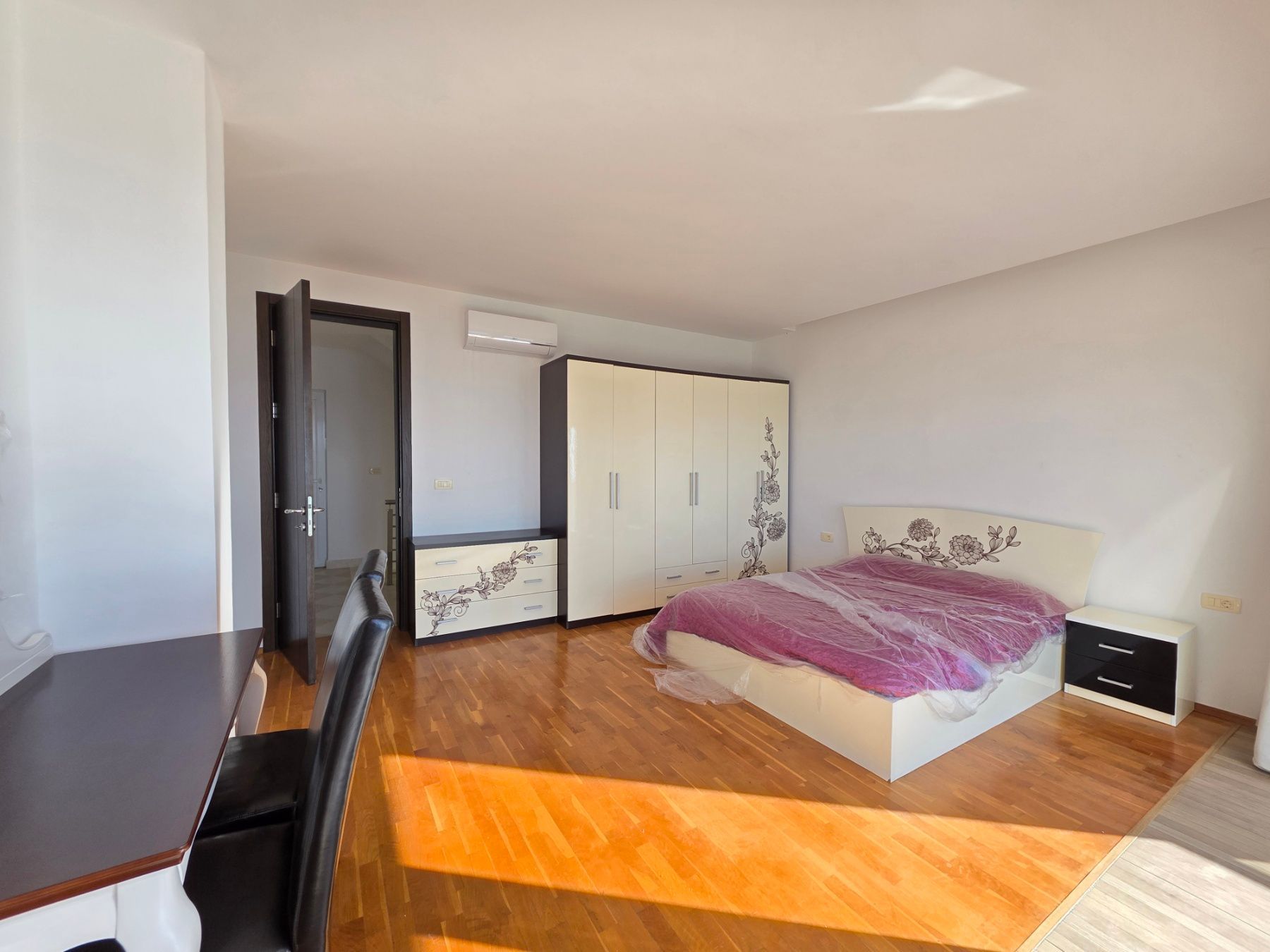 Ekskluzivna moderna vila površine 380 m² sa 4 spavaće sobe, 4 kupatila, bazenom i privatnim parkingom na placu od 450 m² – Krimovica, Kotor - Amfora Real Estate