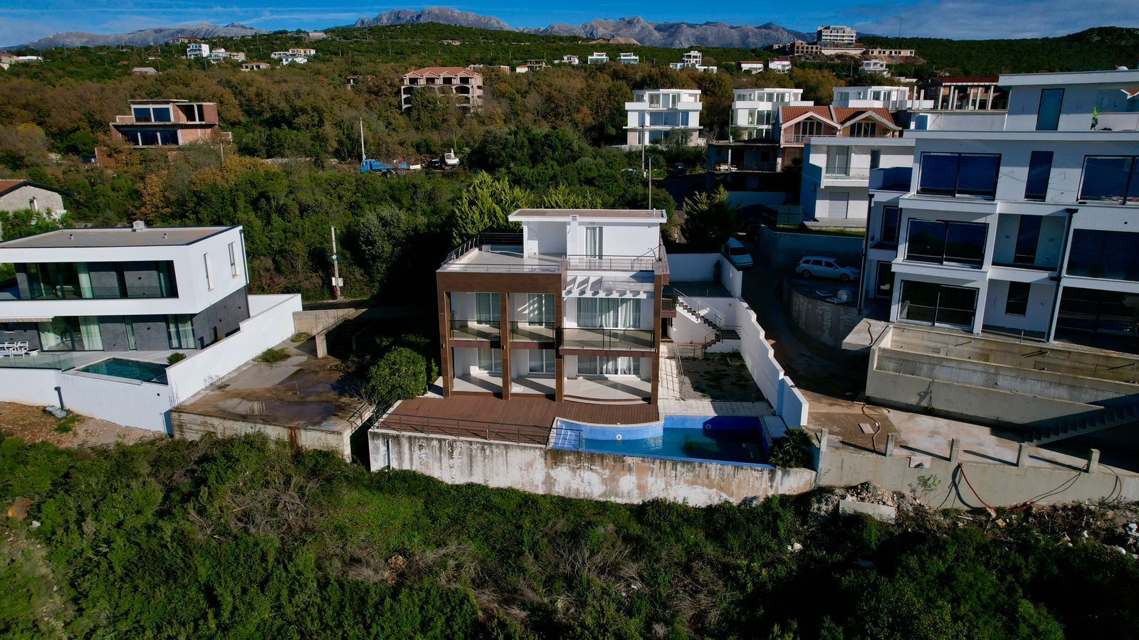 Ekskluzivna moderna vila površine 380 m² sa 4 spavaće sobe, 4 kupatila, bazenom i privatnim parkingom na placu od 450 m² – Krimovica, Kotor - Amfora Real Estate