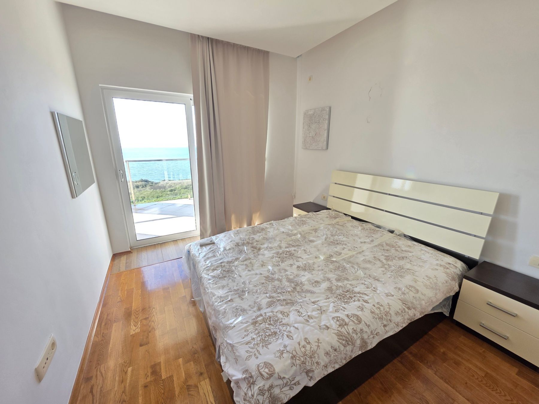 Ekskluzivna moderna vila površine 380 m² sa 4 spavaće sobe, 4 kupatila, bazenom i privatnim parkingom na placu od 450 m² – Krimovica, Kotor - Amfora Real Estate