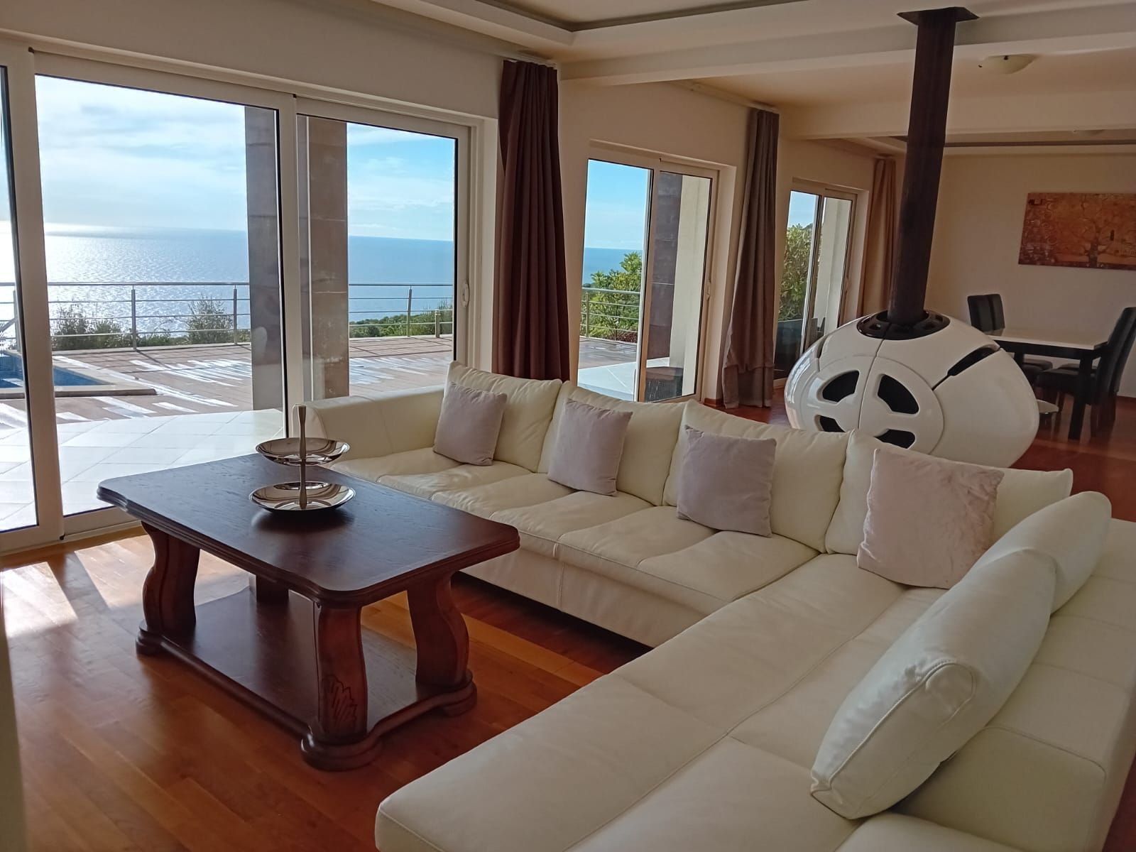 Ekskluzivna moderna vila površine 380 m² sa 4 spavaće sobe, 4 kupatila, bazenom i privatnim parkingom na placu od 450 m² – Krimovica, Kotor - Amfora Real Estate