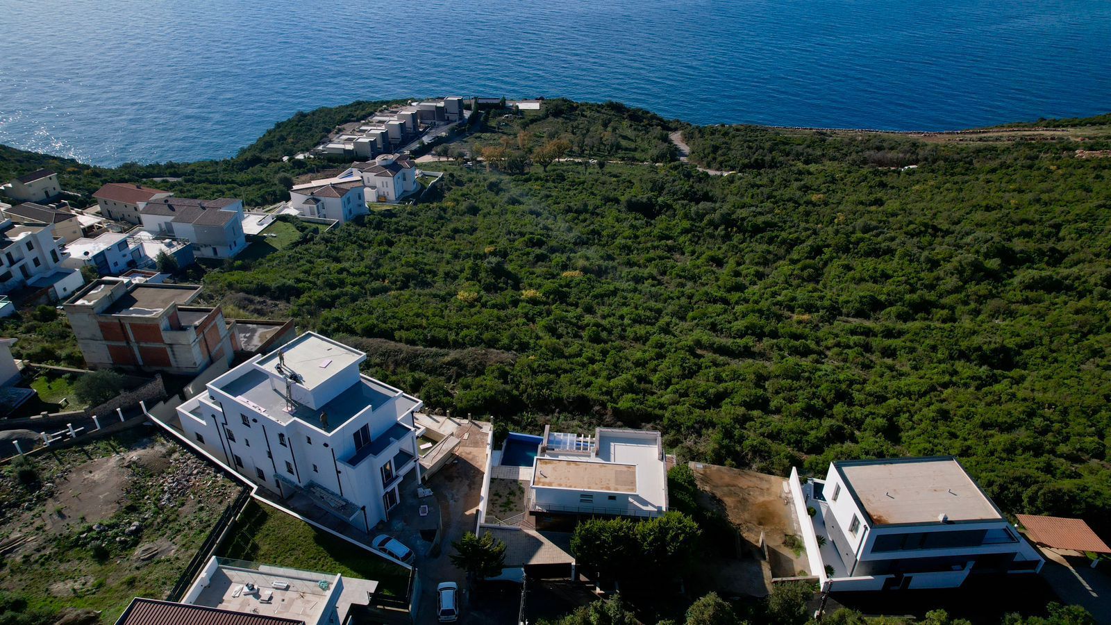 Ekskluzivna moderna vila površine 380 m² sa 4 spavaće sobe, 4 kupatila, bazenom i privatnim parkingom na placu od 450 m² – Krimovica, Kotor - Amfora Real Estate