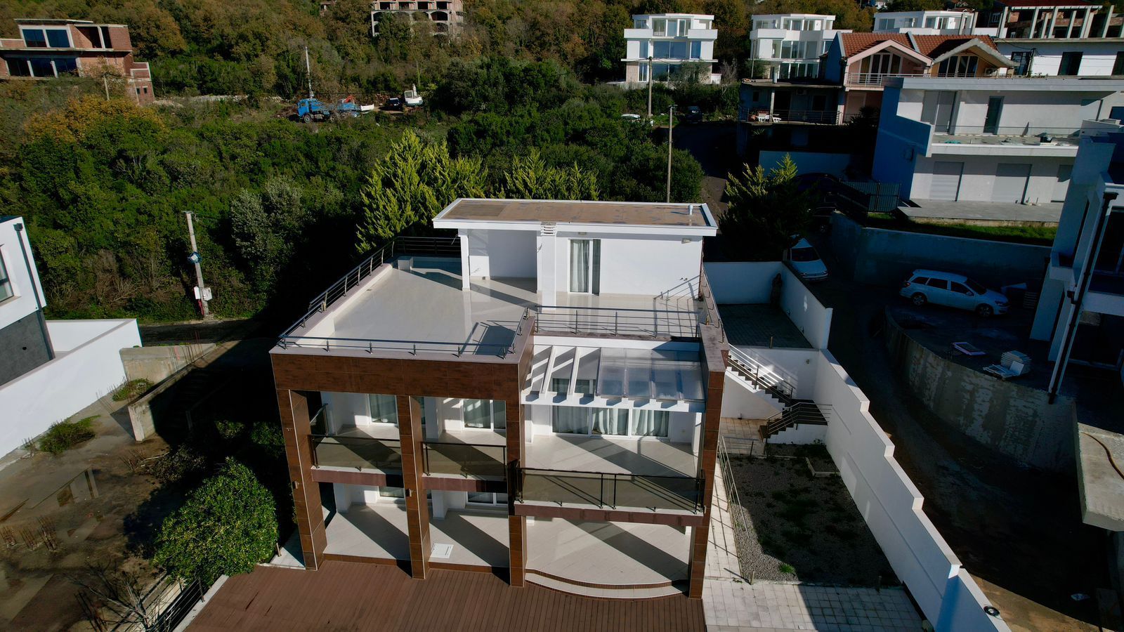 Ekskluzivna moderna vila površine 380 m² sa 4 spavaće sobe, 4 kupatila, bazenom i privatnim parkingom na placu od 450 m² – Krimovica, Kotor - Amfora Real Estate