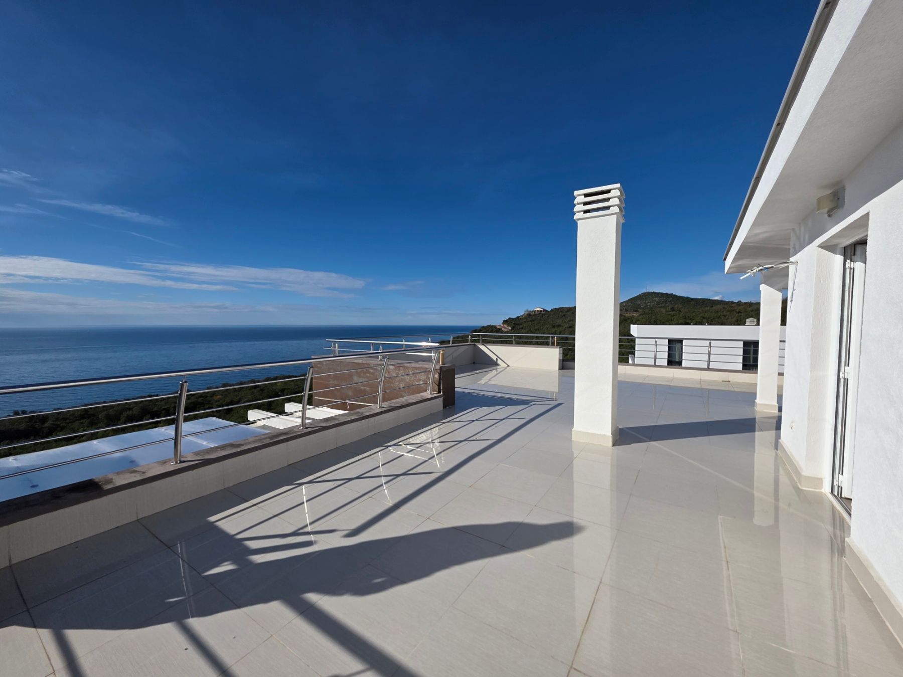 Ekskluzivna moderna vila površine 380 m² sa 4 spavaće sobe, 4 kupatila, bazenom i privatnim parkingom na placu od 450 m² – Krimovica, Kotor - Amfora Real Estate