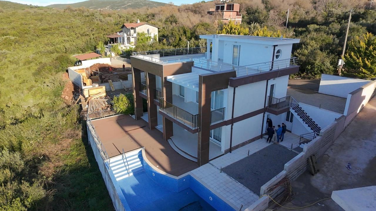 Ekskluzivna moderna vila površine 380 m² sa 4 spavaće sobe, 4 kupatila, bazenom i privatnim parkingom na placu od 450 m² – Krimovica, Kotor - Amfora Real Estate