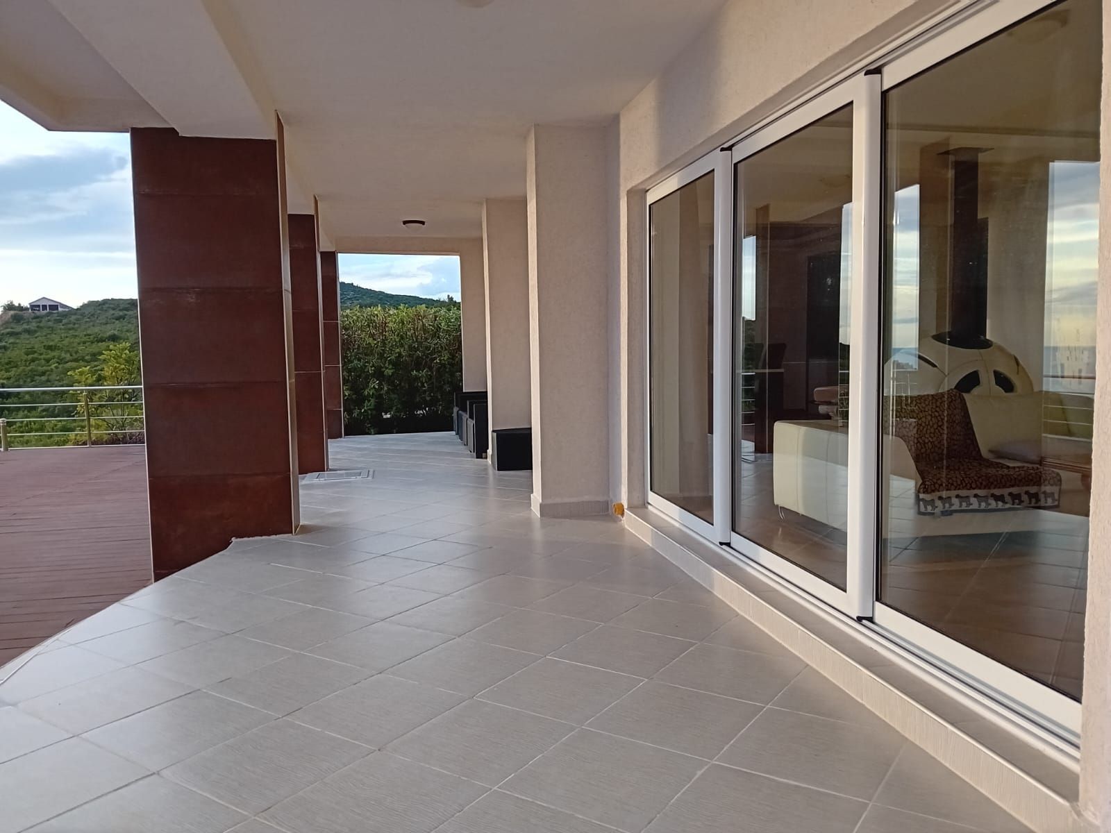 Ekskluzivna moderna vila površine 380 m² sa 4 spavaće sobe, 4 kupatila, bazenom i privatnim parkingom na placu od 450 m² – Krimovica, Kotor - Amfora Real Estate