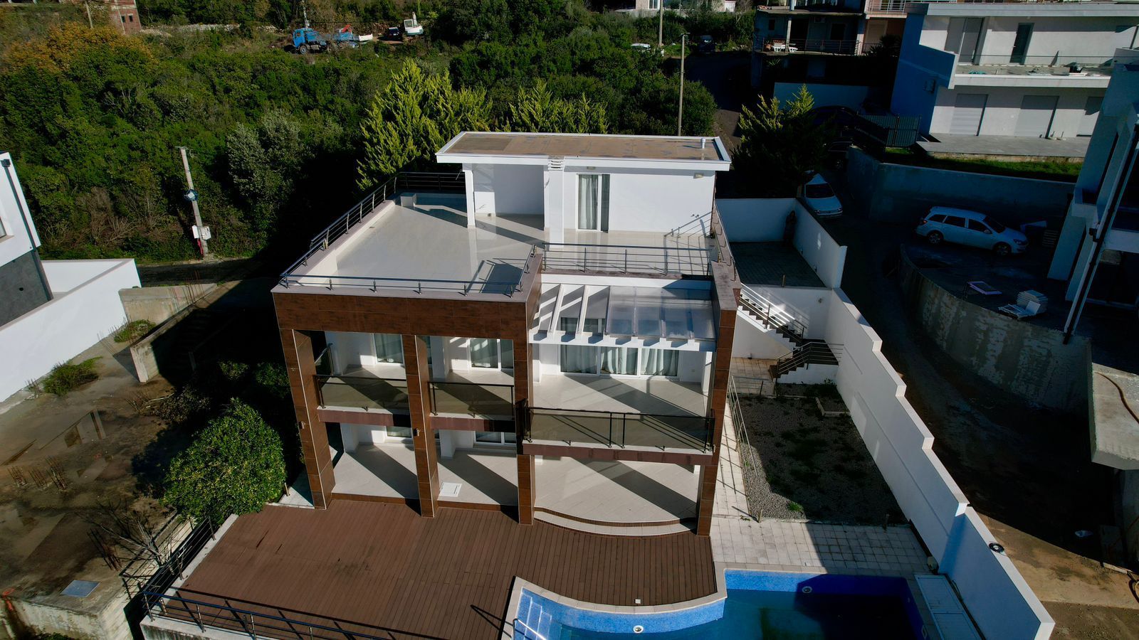 Ekskluzivna moderna vila površine 380 m² sa 4 spavaće sobe, 4 kupatila, bazenom i privatnim parkingom na placu od 450 m² – Krimovica, Kotor - Amfora Real Estate